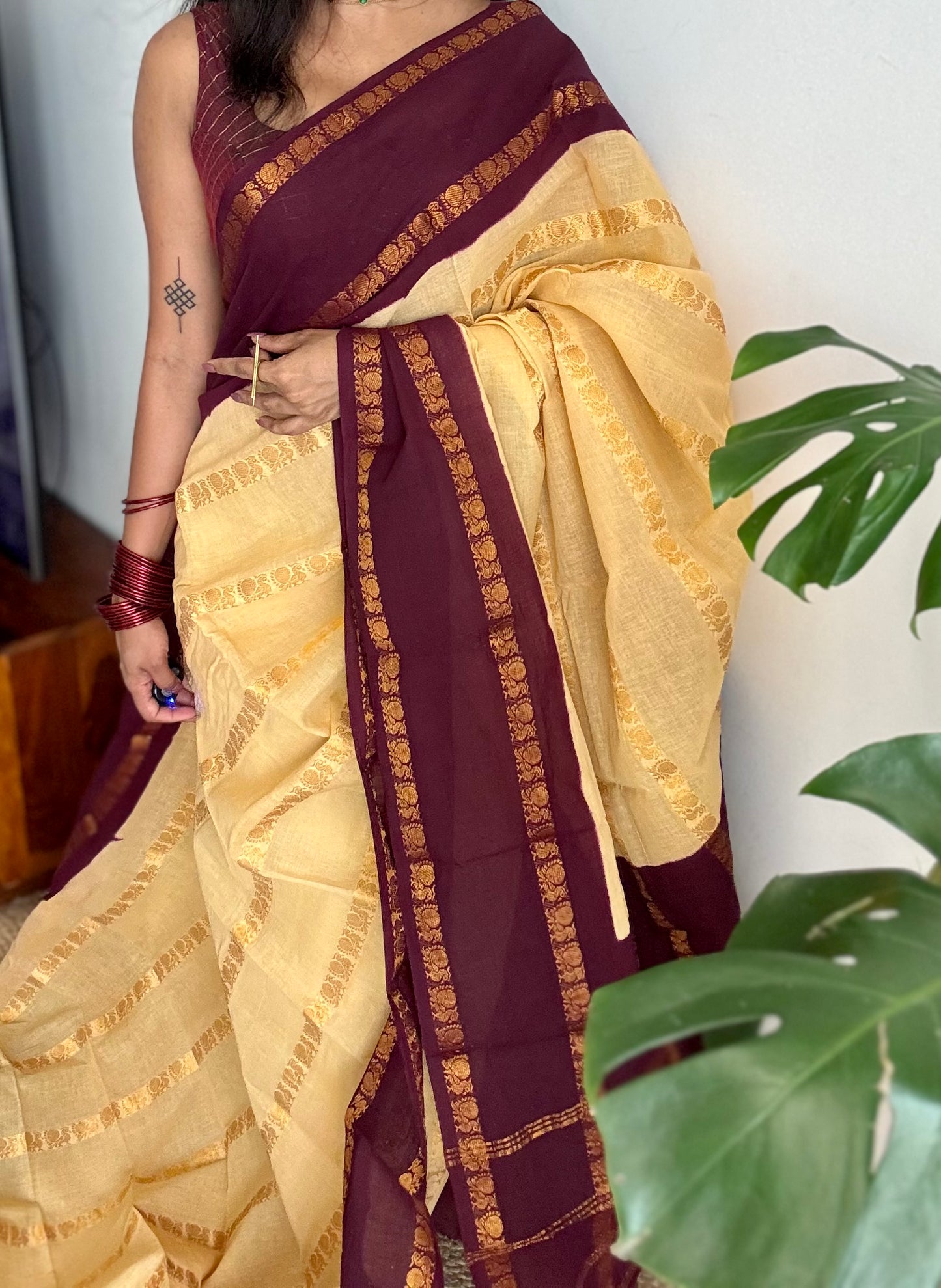 Sandal with maroon contrast, peacock zari striped sungudi, kattuchayam dyed madurai cotton - YCIEON96