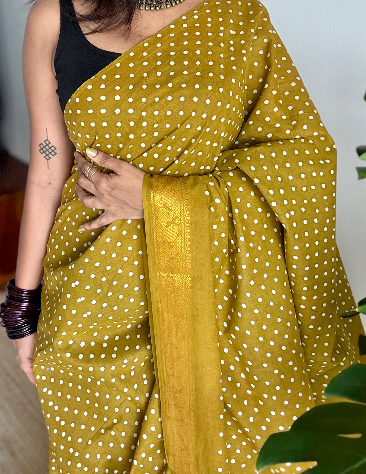 Mehendi green sungudi dotted, single-side border, kattuchayam dyed madurai cotton saree - YCCOTNMSSE07