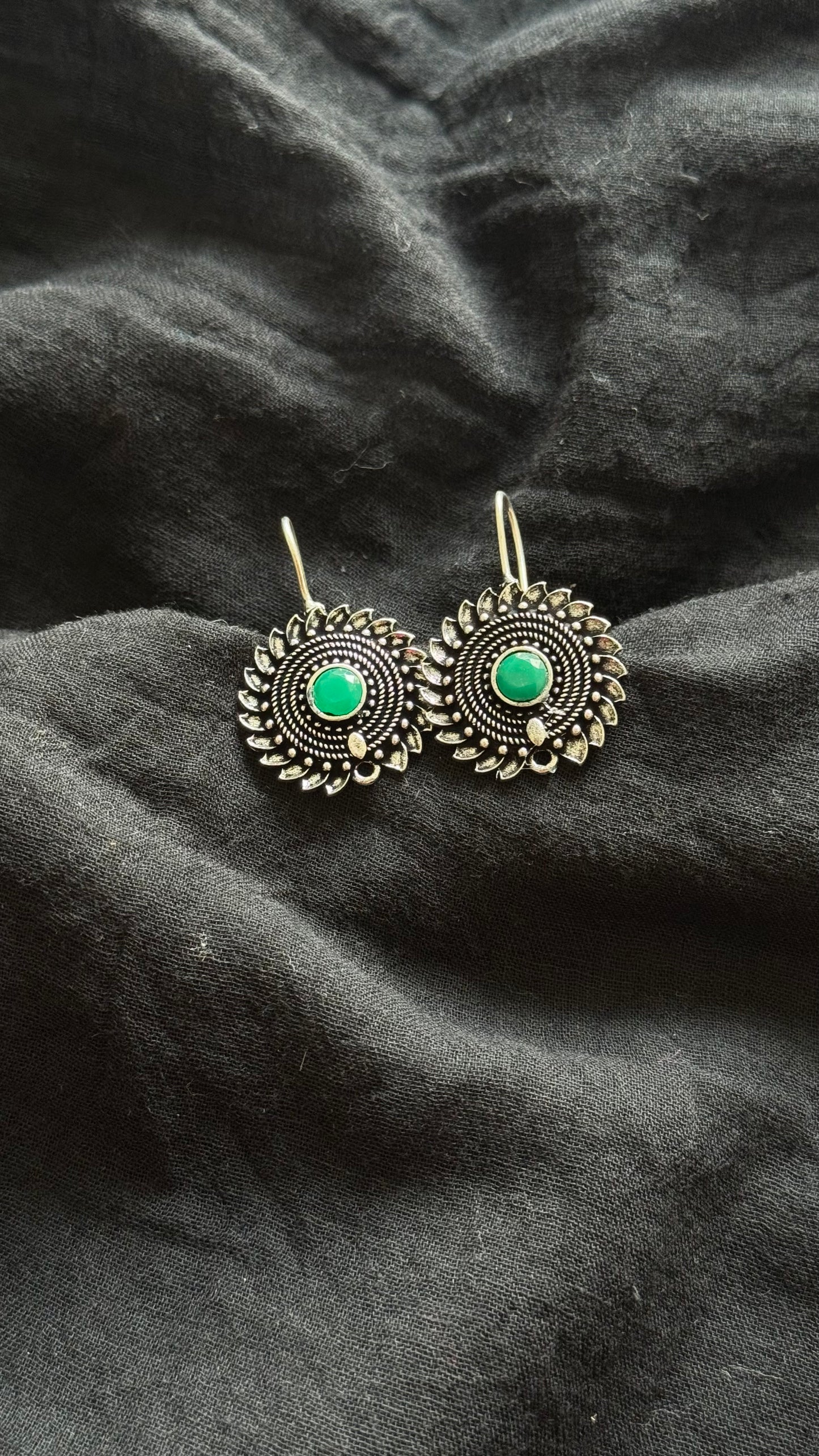 Bugadi clip-on (non pierced), green stone, oxidised silver - YCOSBU720