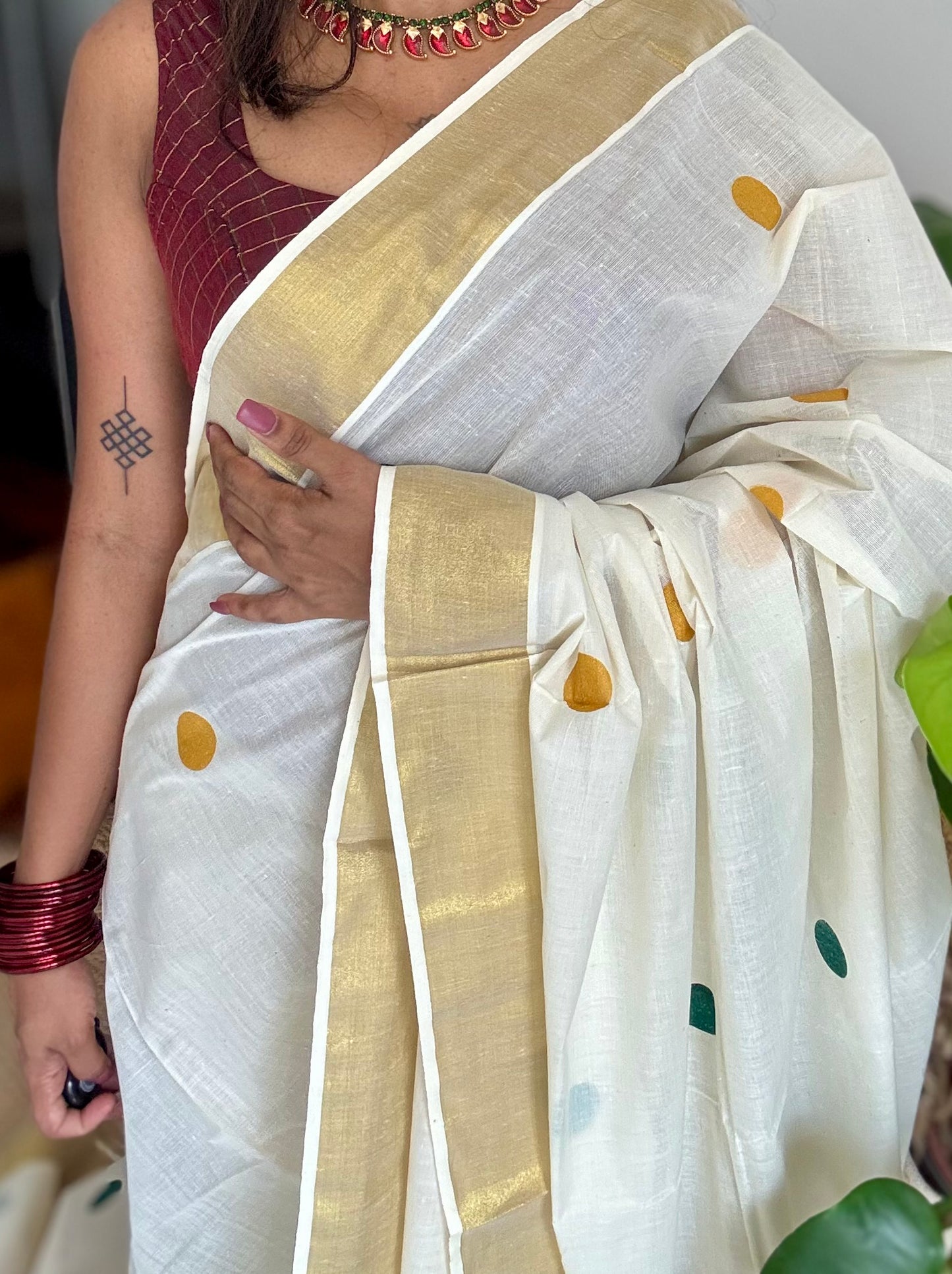 Ivory and gold soft cotton kasavu saree, red flowers - YCIEON80