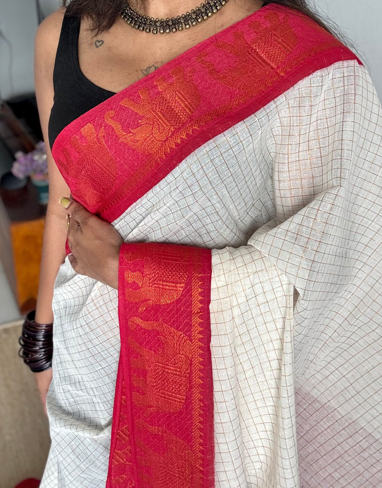 Sungudi cotton checks, ivory base, red border with elephant motifs, soft cotton - YCCOTNMSJA182