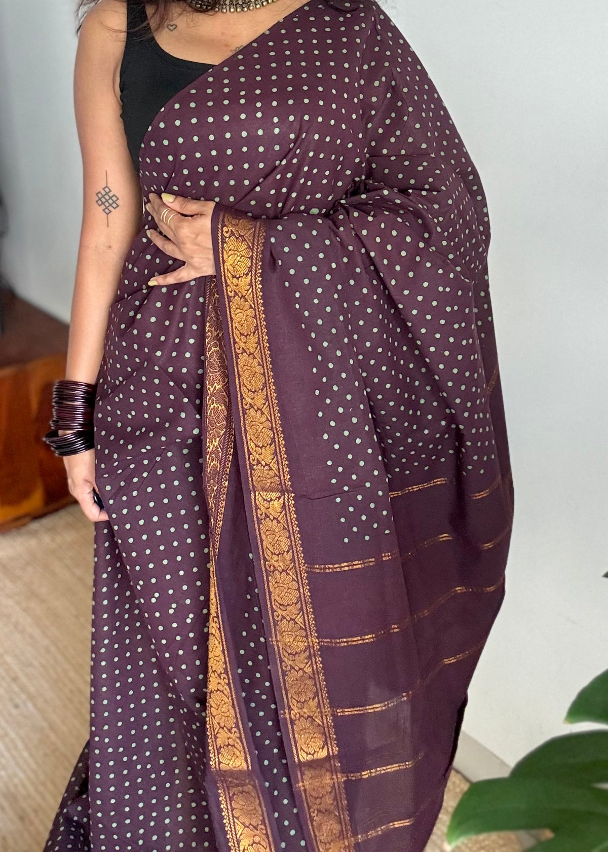 Purple brown sungudi dotted, single-side border, kattuchayam dyed madurai cotton saree - YCCOTNMSSE06