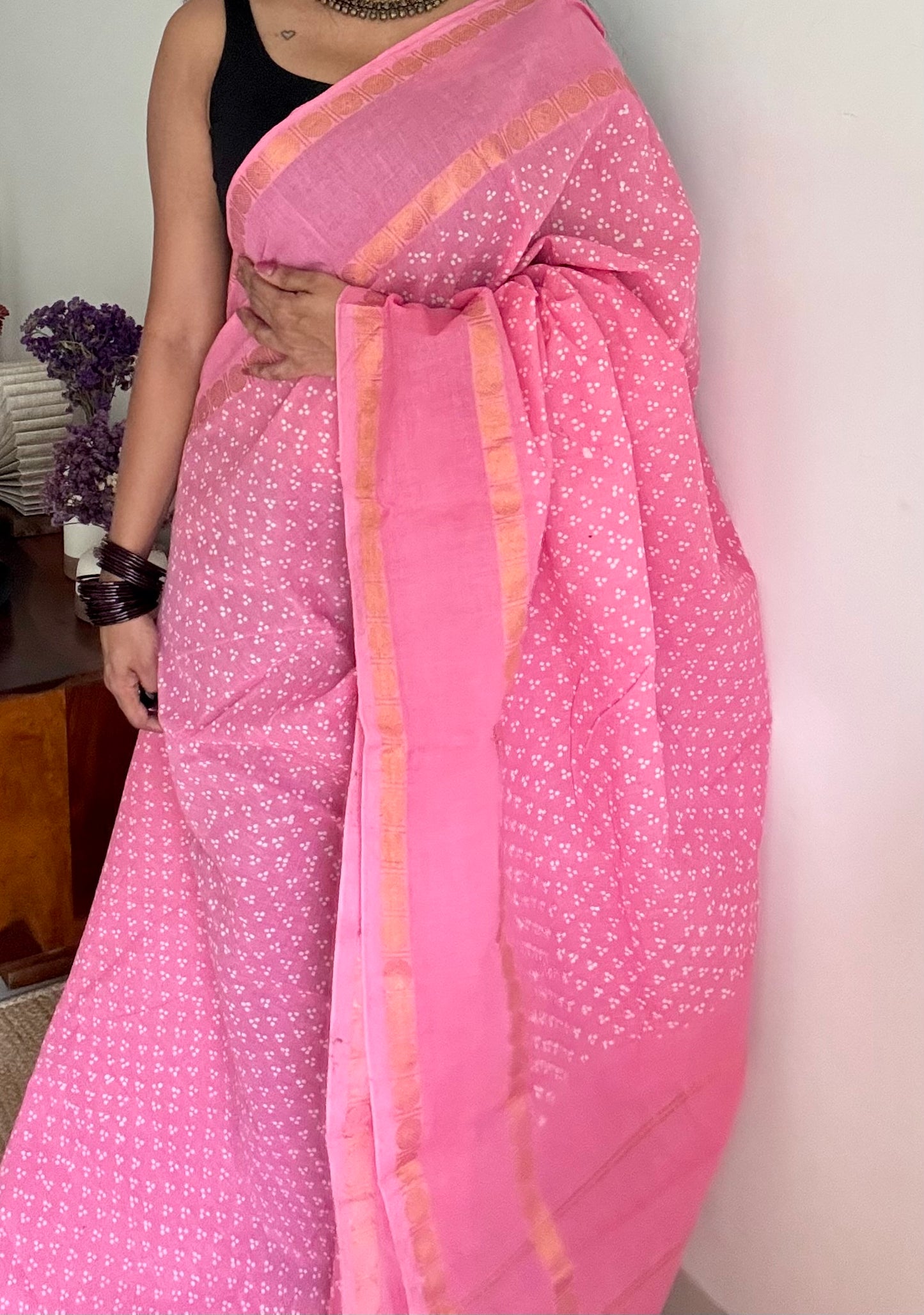 Pink wax dot printed sungudi, kattuchayam dyed madurai cotton saree - YCCOTNMA280