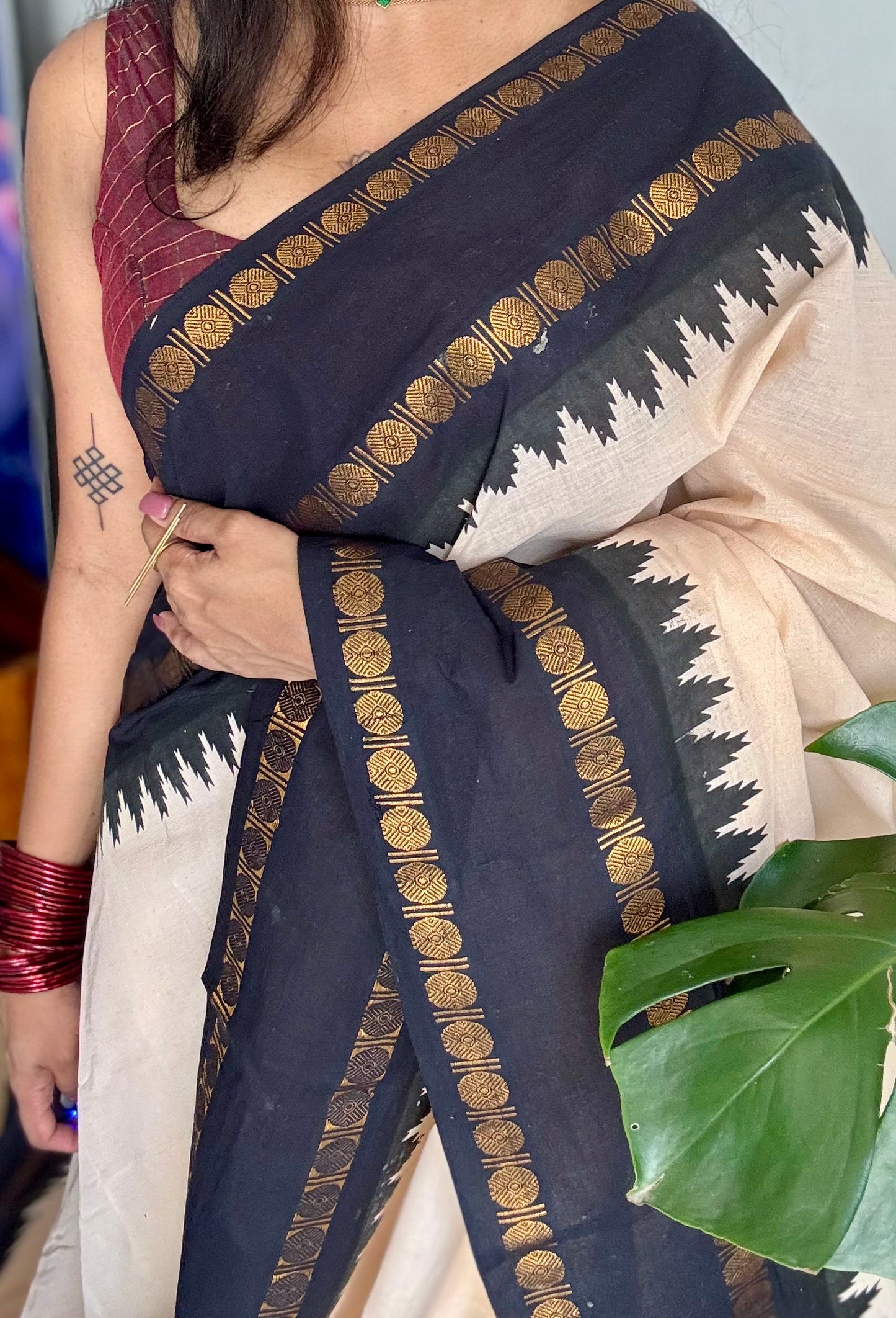 Ivory with black contrast sungudi, kattuchayam dyed madurai cotton - YCIEON98
