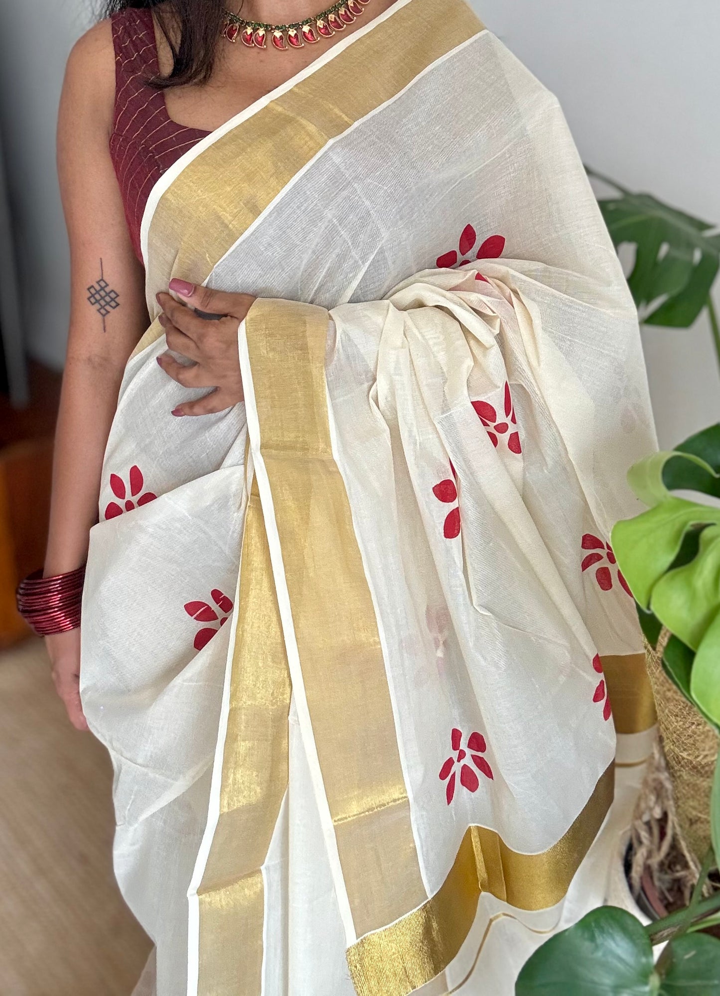 Ivory and gold soft cotton kasavu saree, red flowers - YCIEON80