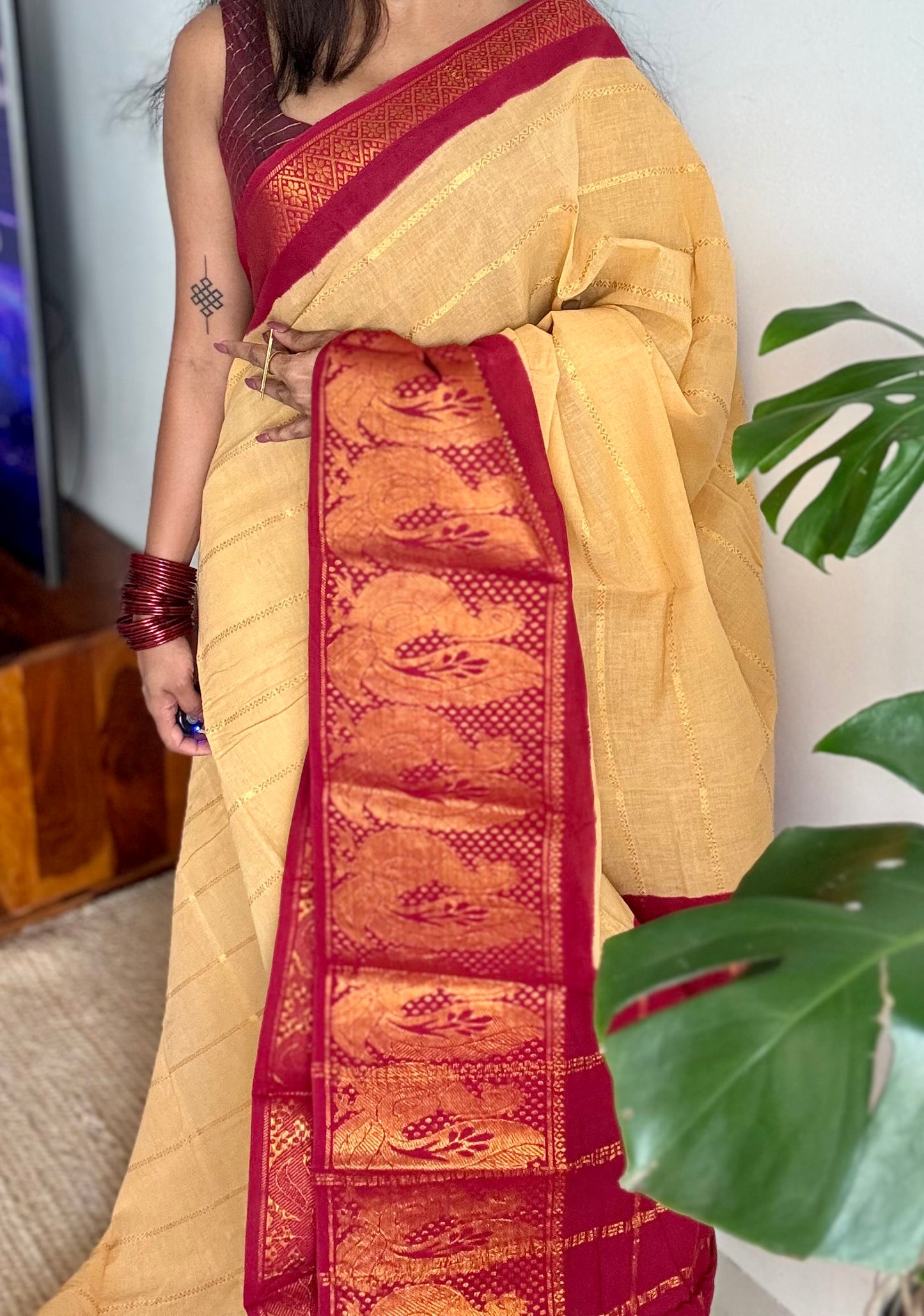 Sandal with red contrast wide border sungudi, kattuchayam dyed madurai cotton - YCIEON92