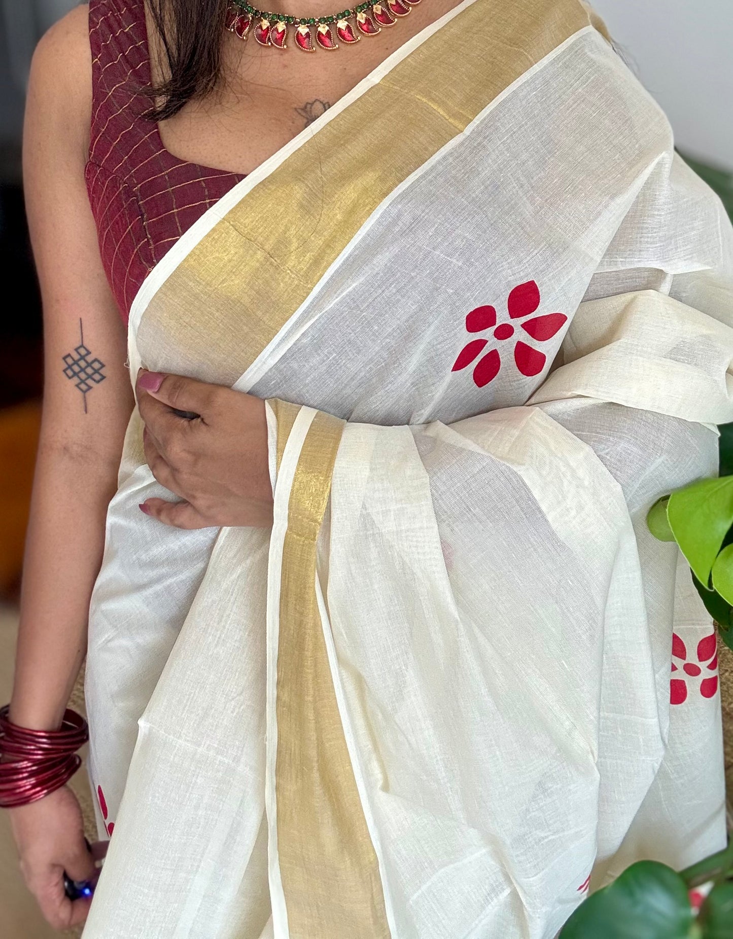 Ivory and gold soft cotton kasavu saree, red flowers - YCIEON80