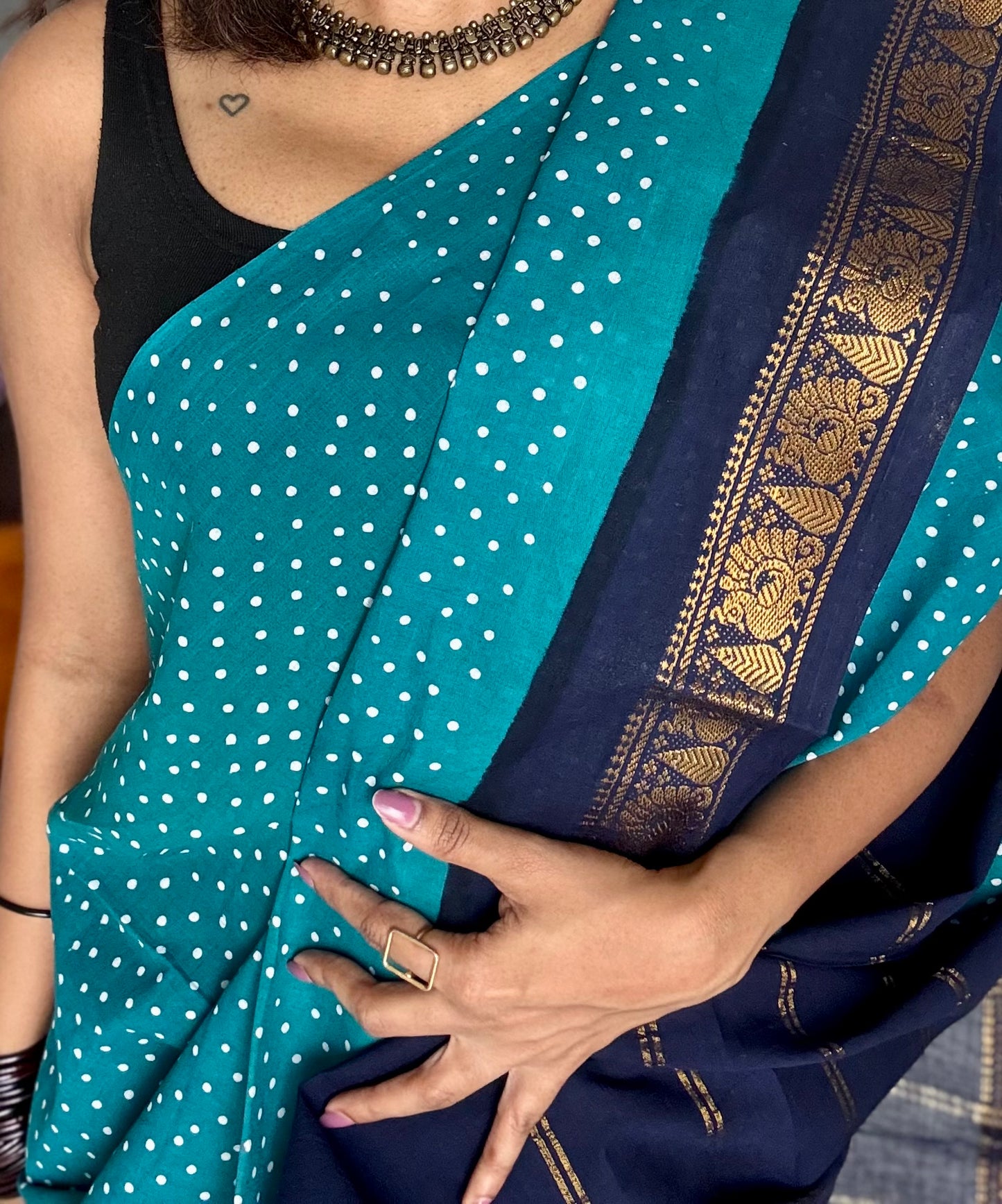 Turquoise blue with navy blue, kattuchayam dyed madurai sungudi cotton saree - YCCOTNMSFE05