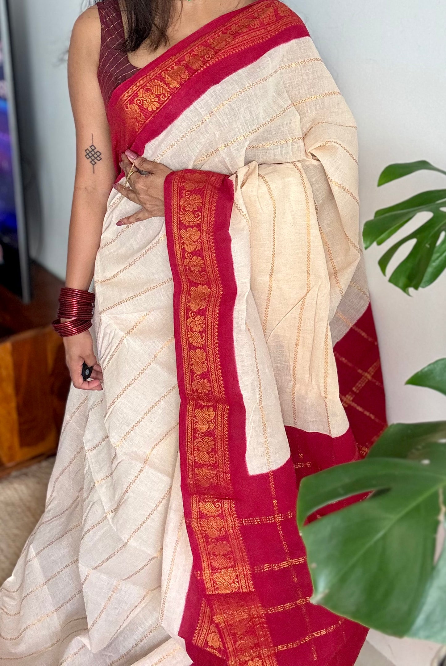 Ivory with red contrast velthaari sungudi, kattuchayam dyed madurai cotton - YCIEON105
