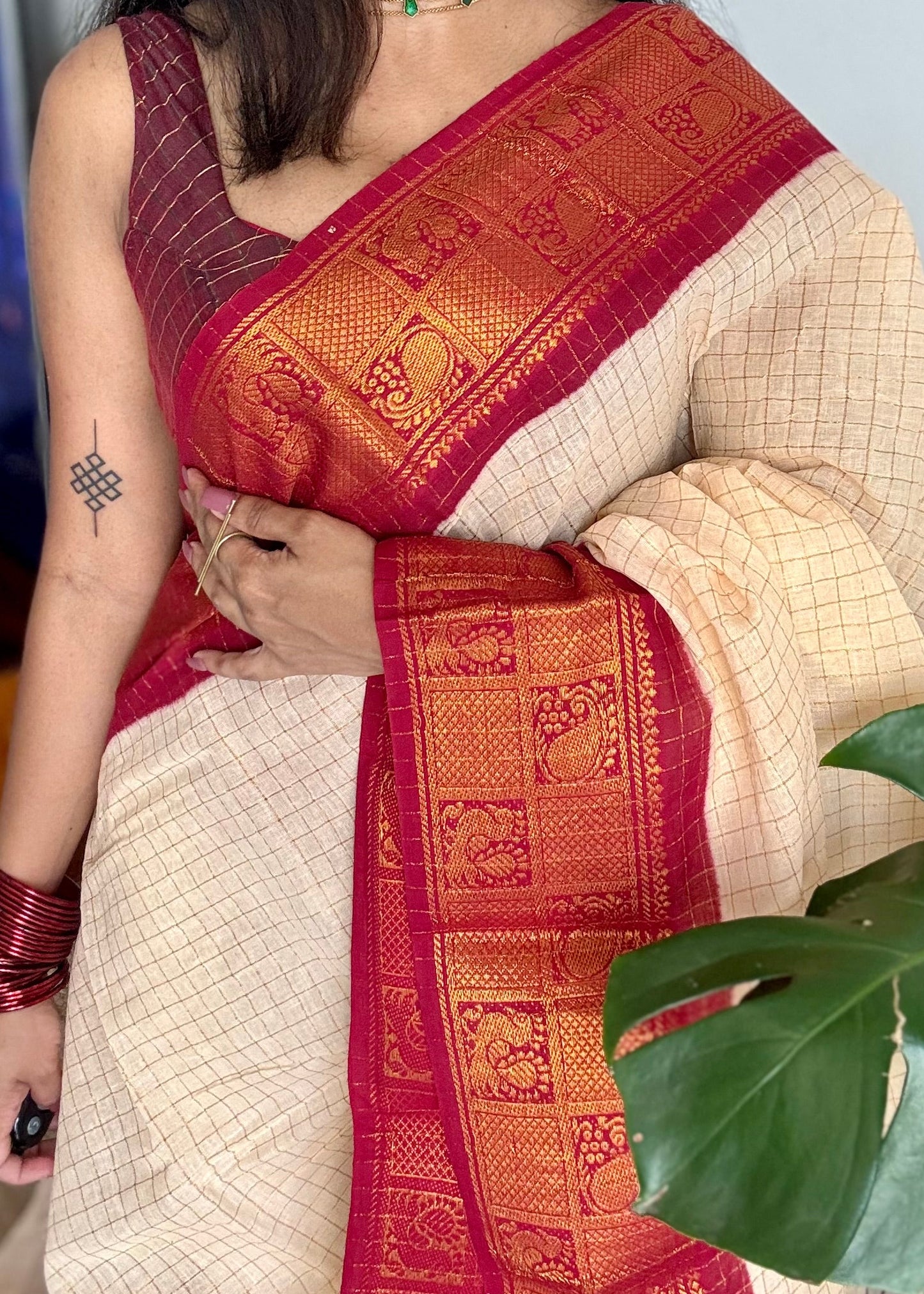 Ivory with red contrast zari checkered sungudi, kattuchayam dyed madurai cotton - YCIEON99