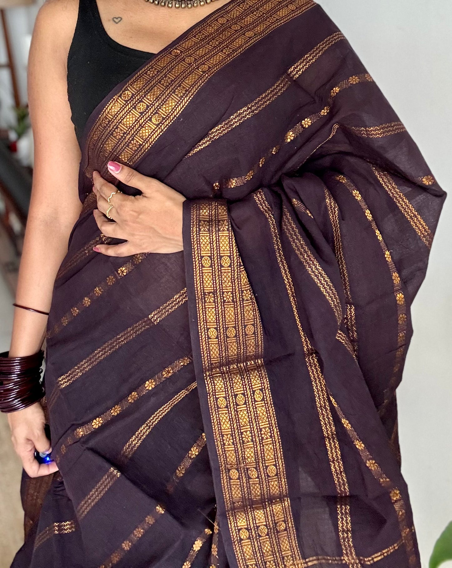 Purple brown floral patterned velthaari, kattuchayam dyed madurai cotton saree  - YCCOTNMSAP216