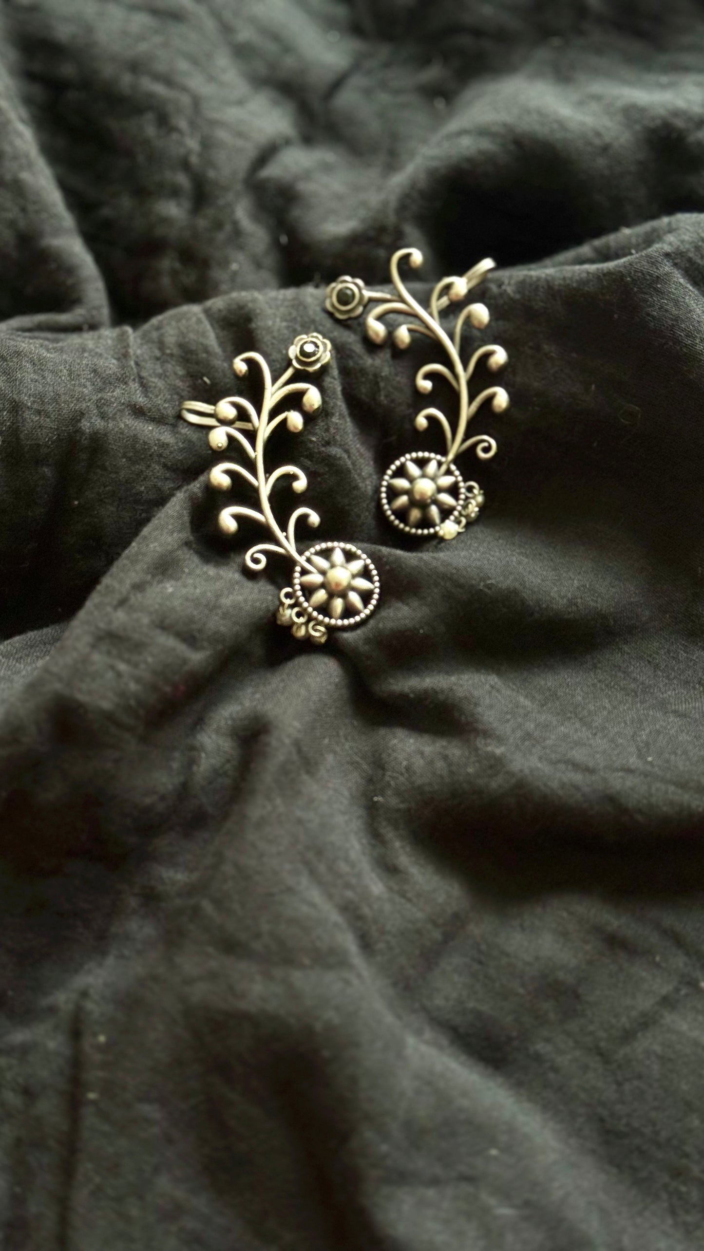 Oxidised silver, floral patterned earcuff, black stone - YCOSEC580