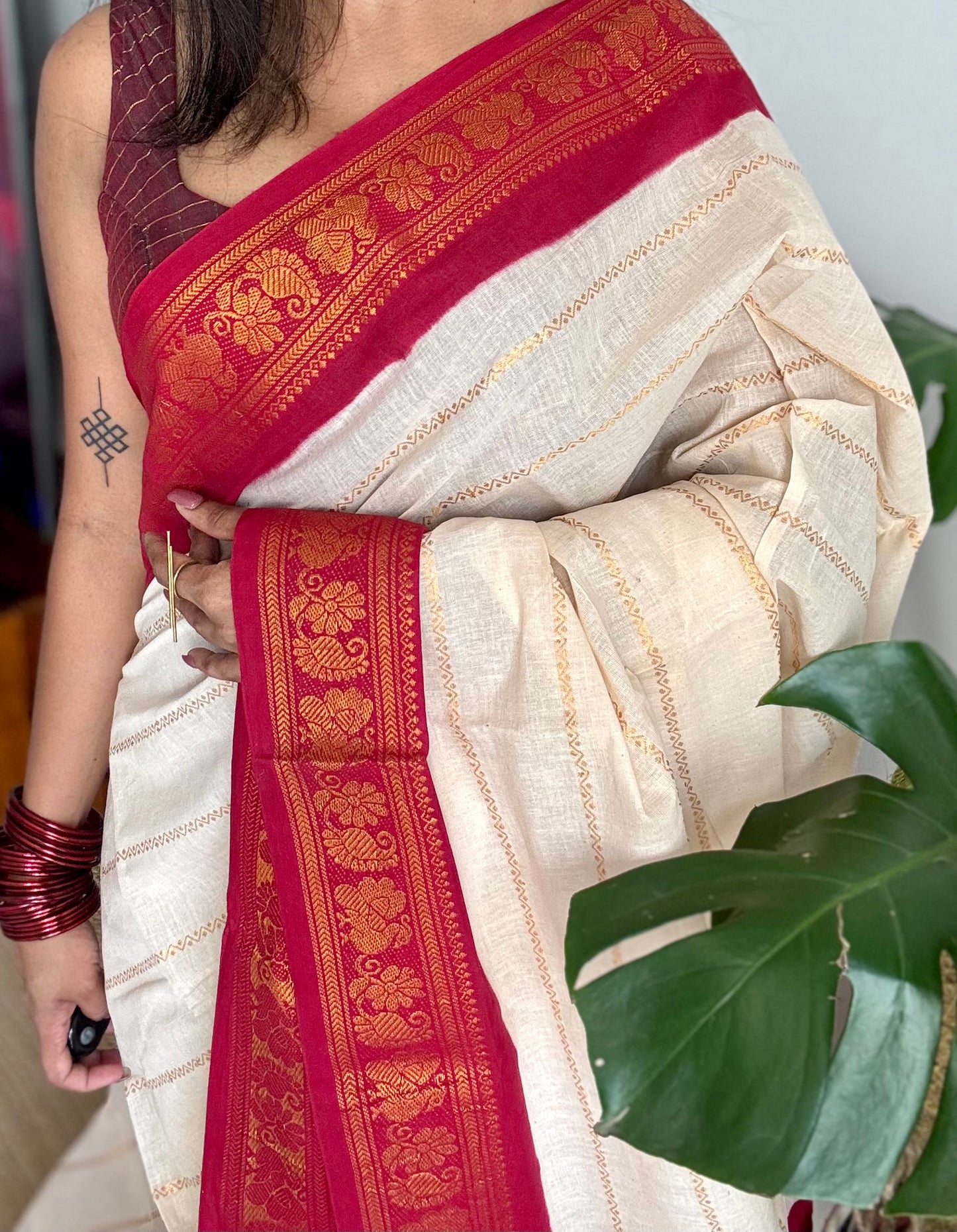 Ivory with red contrast velthaari sungudi, kattuchayam dyed madurai cotton - YCIEON105