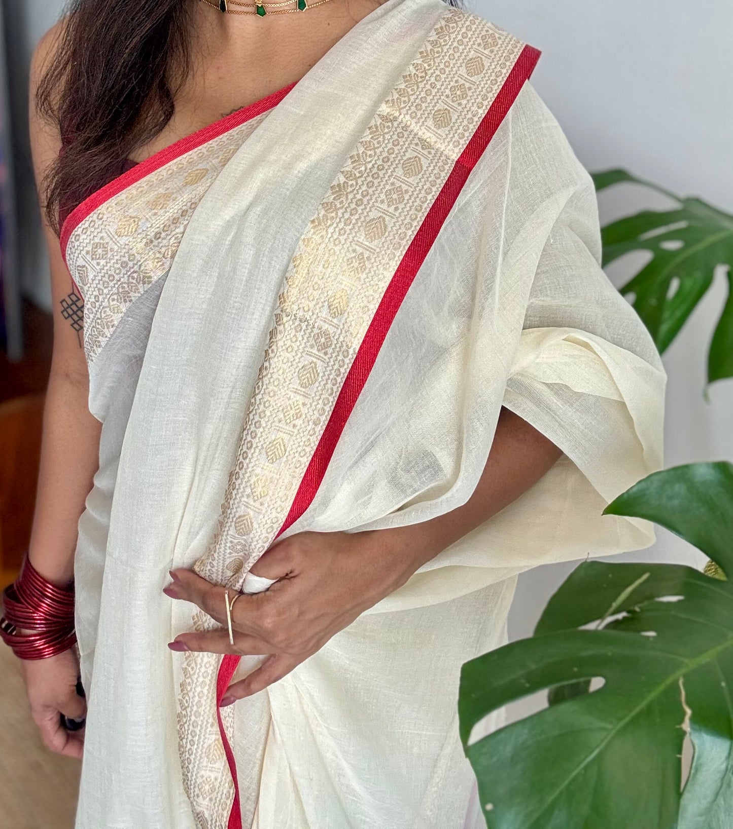 Ivory mul saree, red and gold border - YCIEON18