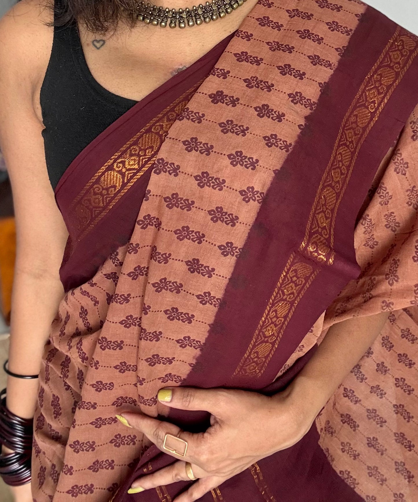 Madisar saree (9 yards) - Light brown with maroon, motif printed, kattuchayam dyed madurai sungudi cotton saree - YCCOTNMSFE78