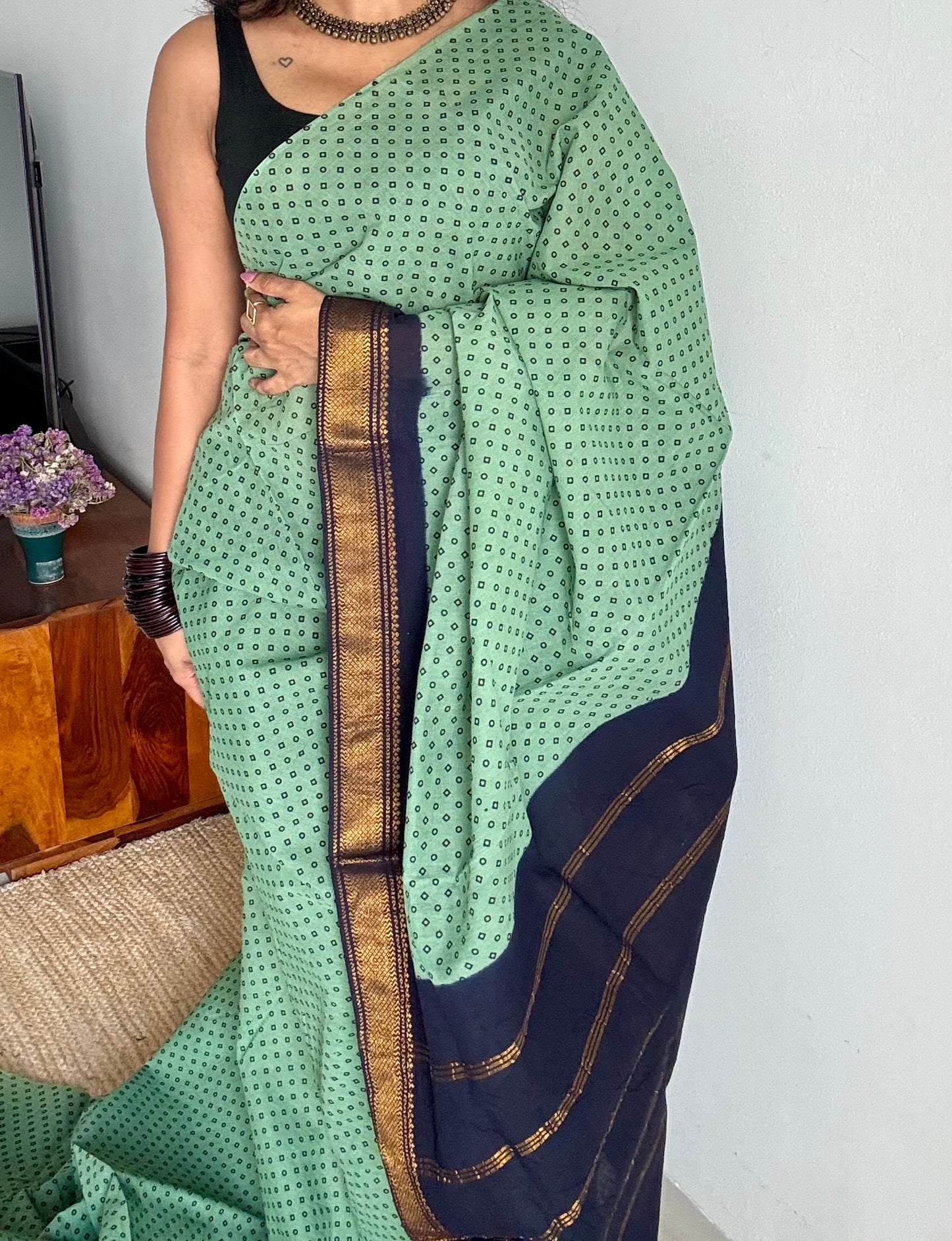Pista green with navy blue, kattuchayam dyed madurai sungudi cotton saree - YCCOTNMSFE02