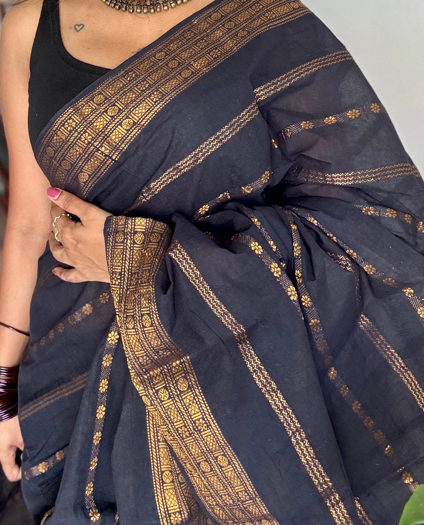 Black floral patterned velthaari, kattuchayam dyed madurai cotton saree  - YCCOTNMSAP215
