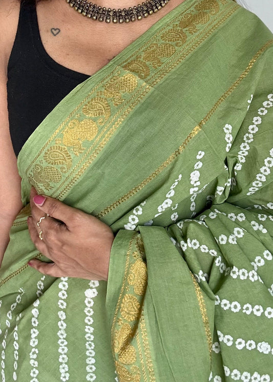 Pastel pista green, wax dot printed sungudi, kattuchayam dyed madurai cotton - YCCOTNMSAP159