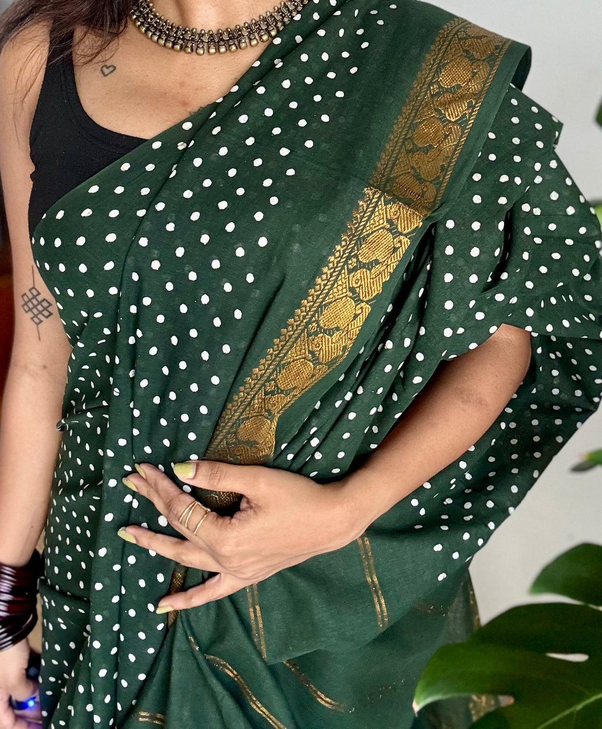 Dark green sungudi dotted, single-side border, kattuchayam dyed madurai cotton saree - YCCOTNMSSE04