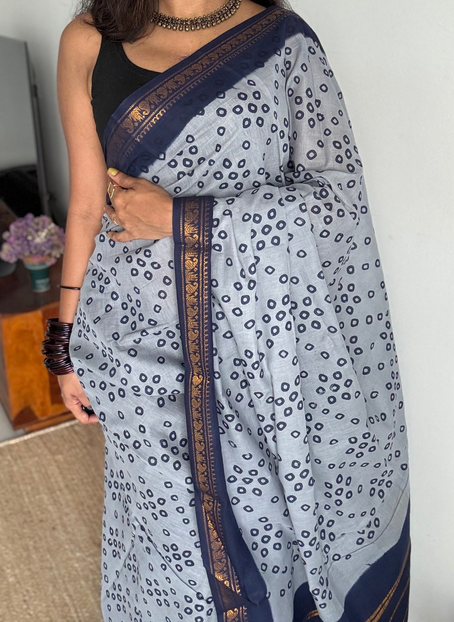 Cool grey with dark blue, motif printed, kattuchayam dyed madurai sungudi cotton saree - YCCOTNMSFE73