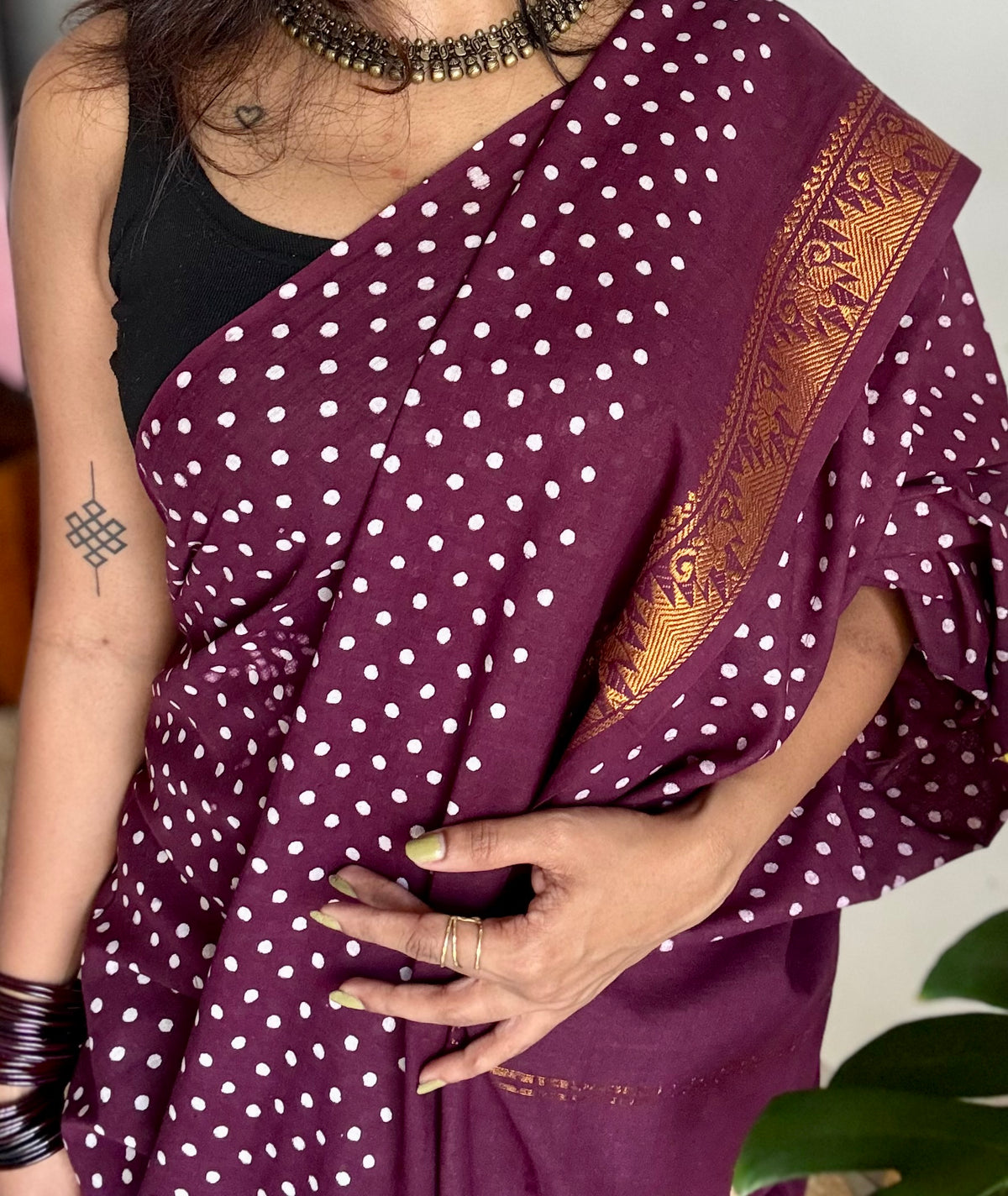 Grape wine sungudi dotted, single-side border, kattuchayam dyed madurai cotton saree - YCCOTNMSSE03