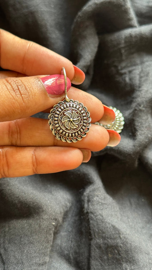 Bugadi clip-on (non pierced), oxidised silver - YCOSEBU539