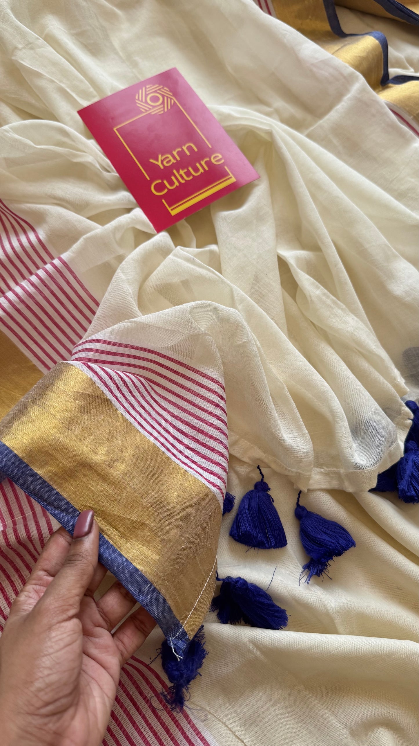Ivory mul saree, blue and red striped border - YCIEON20