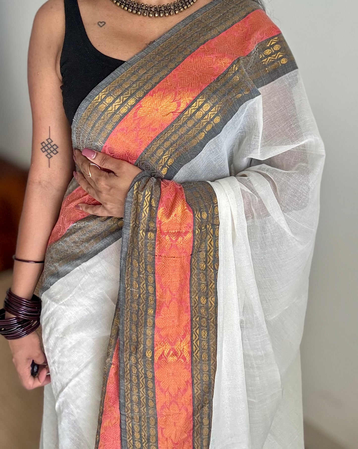 Ivory mul saree, dark grey and red kanchi border - YCIEON154