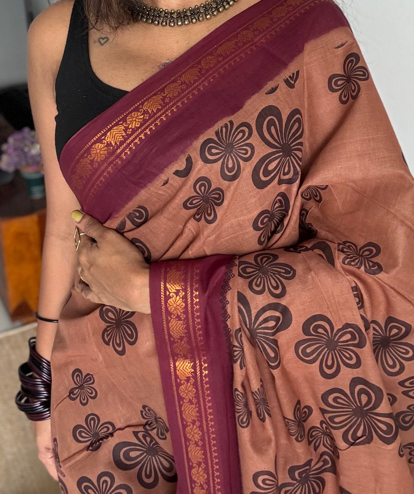 Light brown with maroon, motif printed, kattuchayam dyed madurai sungudi cotton saree - YCCOTNMSFE77
