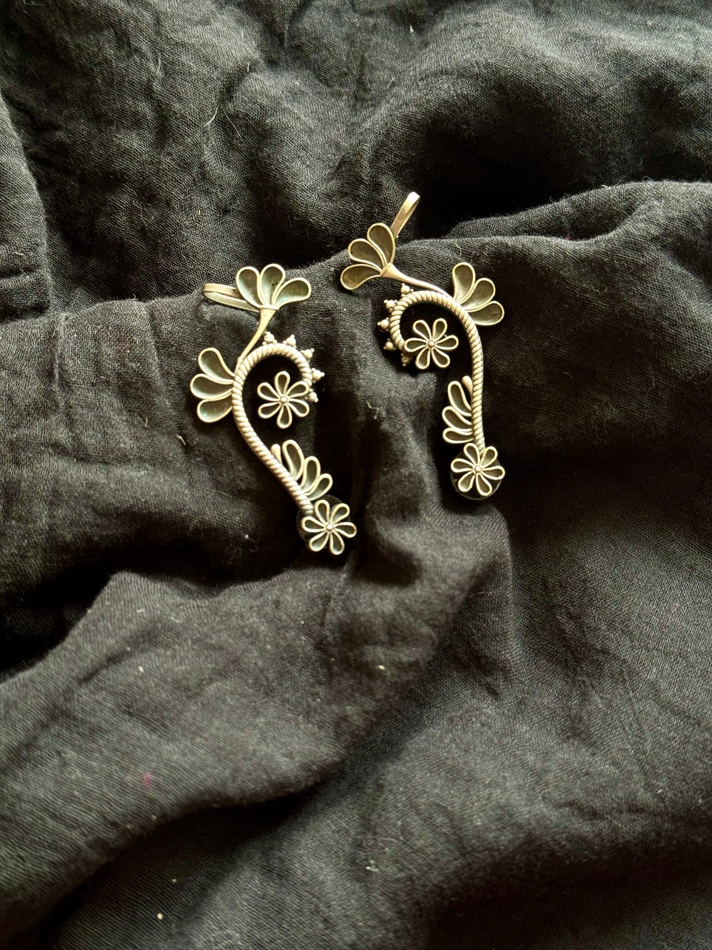 Oxidised silver, floral patterned earcuff - YCOSEC582