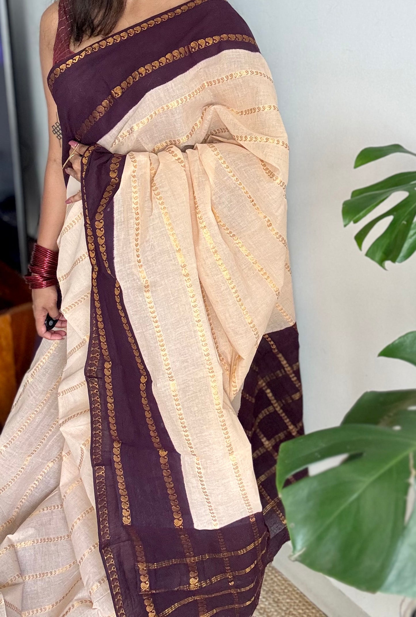 Ivory with purple brown contrast paisley sungudi, kattuchayam dyed madurai cotton - YCIEON90