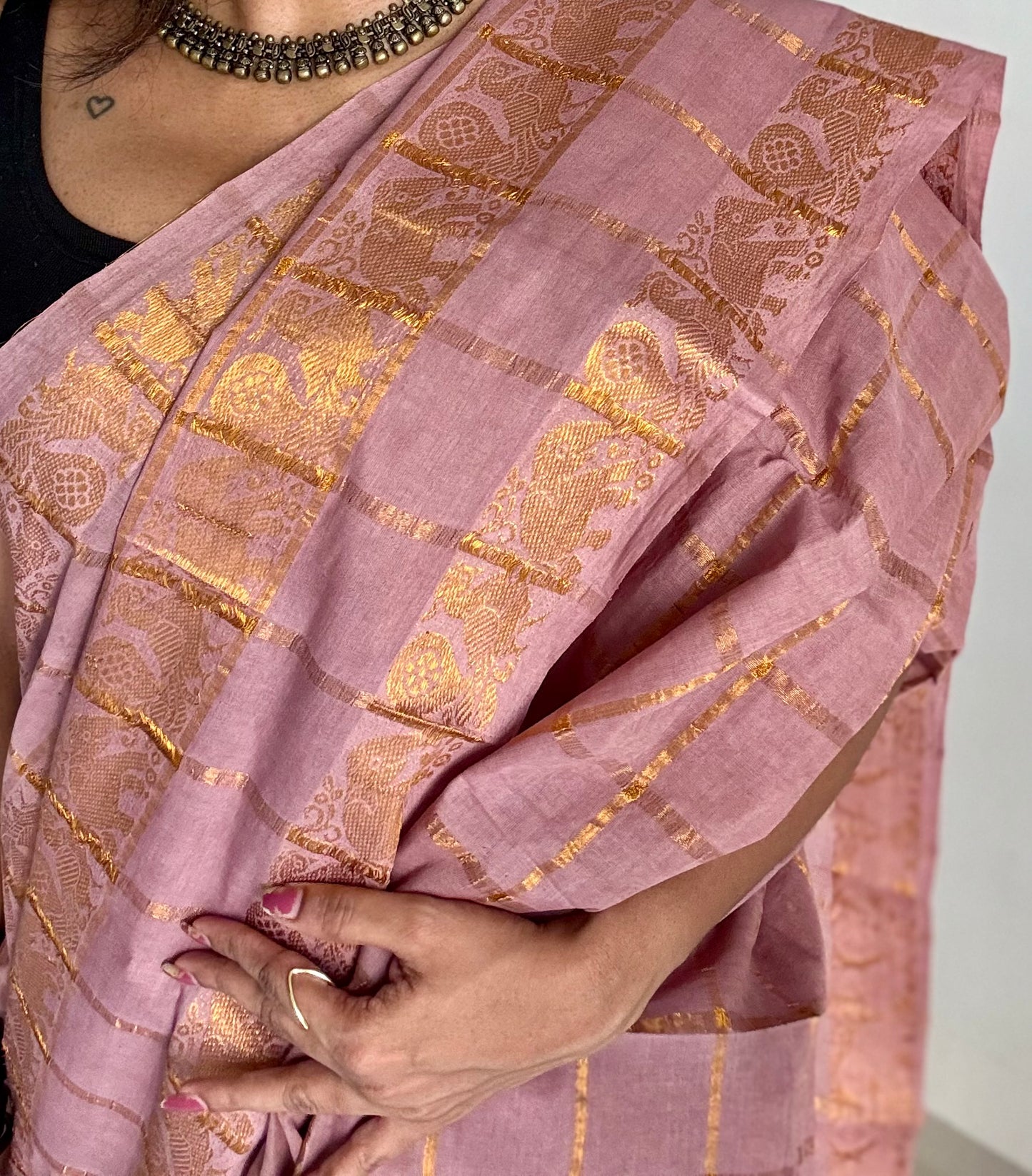 Light dusty rose kattam with motif double border, kattuchayam dyed madurai cotton saree - YCCOTNMSAP175