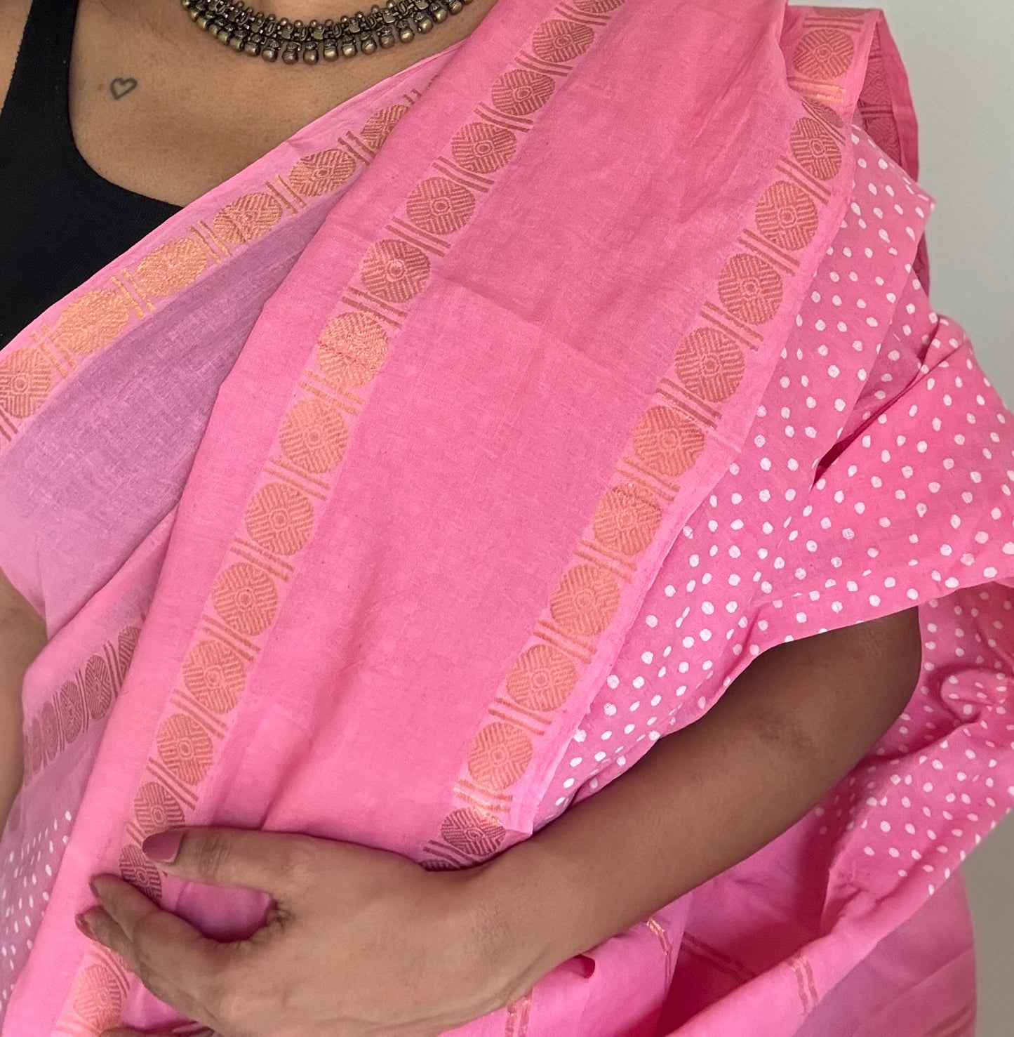 Pink wax dot printed sungudi, kattuchayam dyed madurai cotton saree - YCCOTNMA279