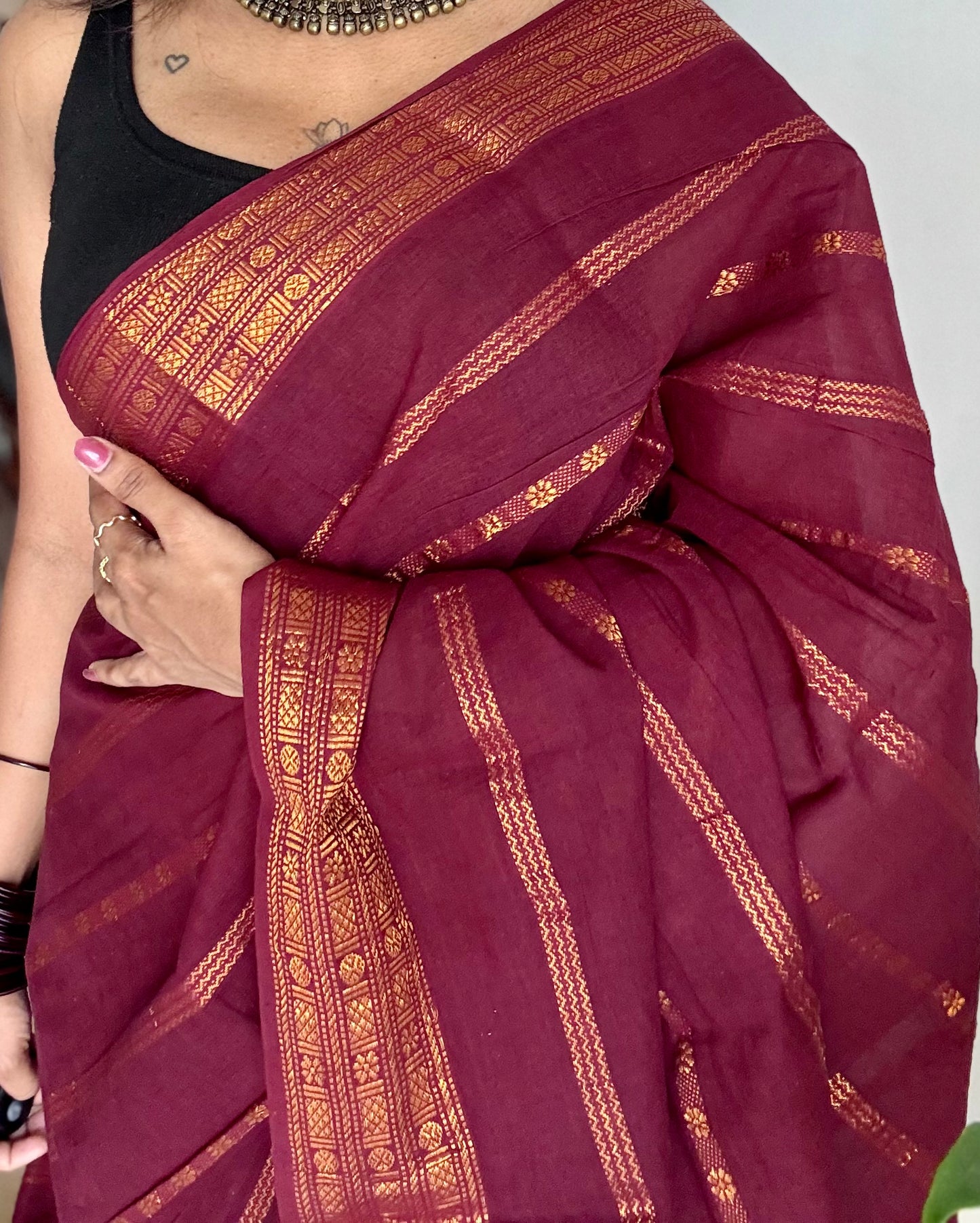 Maroon floral patterned velthaari, kattuchayam dyed madurai cotton saree  - YCCOTNMSAP211