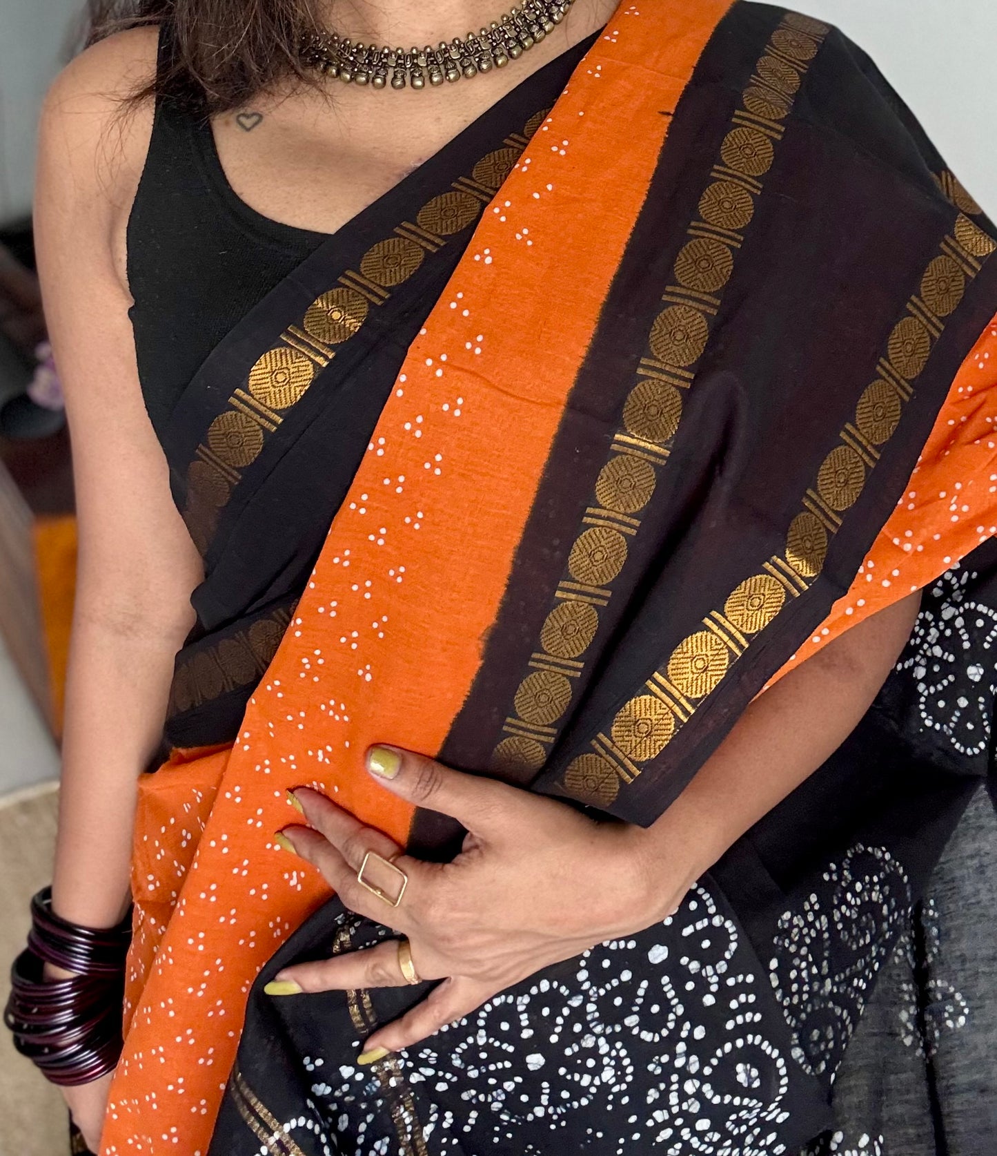 Orange with black contrast border, kattuchayam dyed madurai sungudi cotton saree - YCCOTNMSFE83