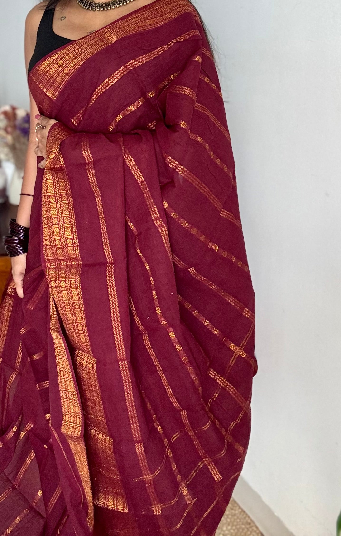 Maroon floral patterned velthaari, kattuchayam dyed madurai cotton saree  - YCCOTNMSAP211