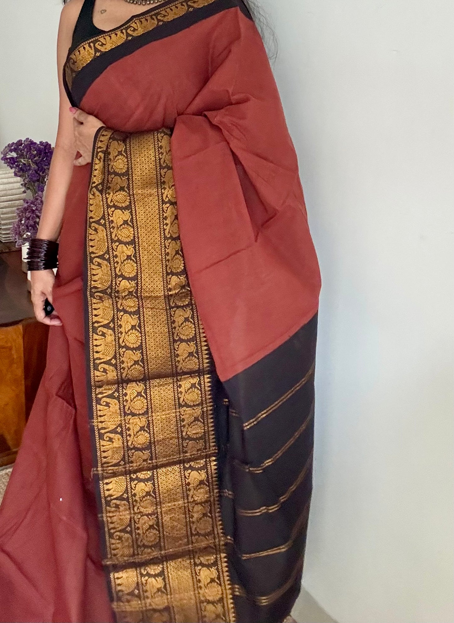 Brown long border sungudi with black contrast, kattuchayam dyed madurai cotton - YCCOTNMSAP129