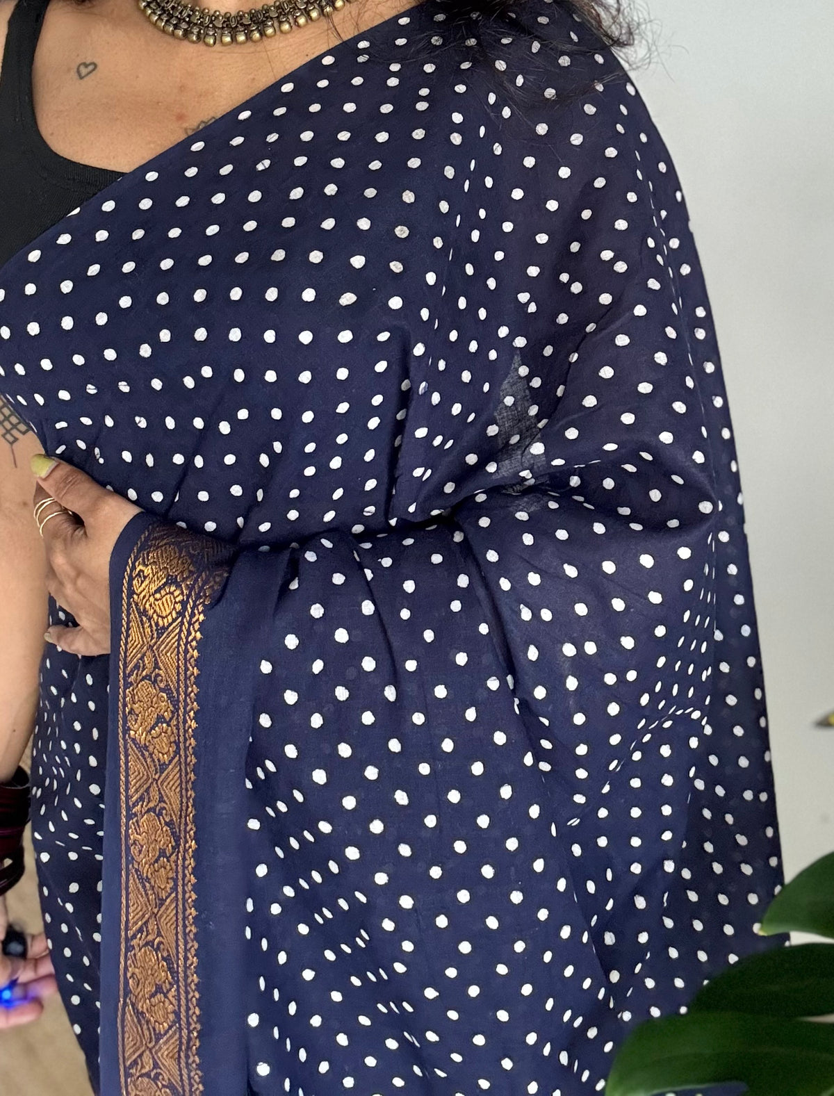 Dark blue sungudi dotted, single-side border, kattuchayam dyed madurai cotton saree - YCCOTNMSSE02