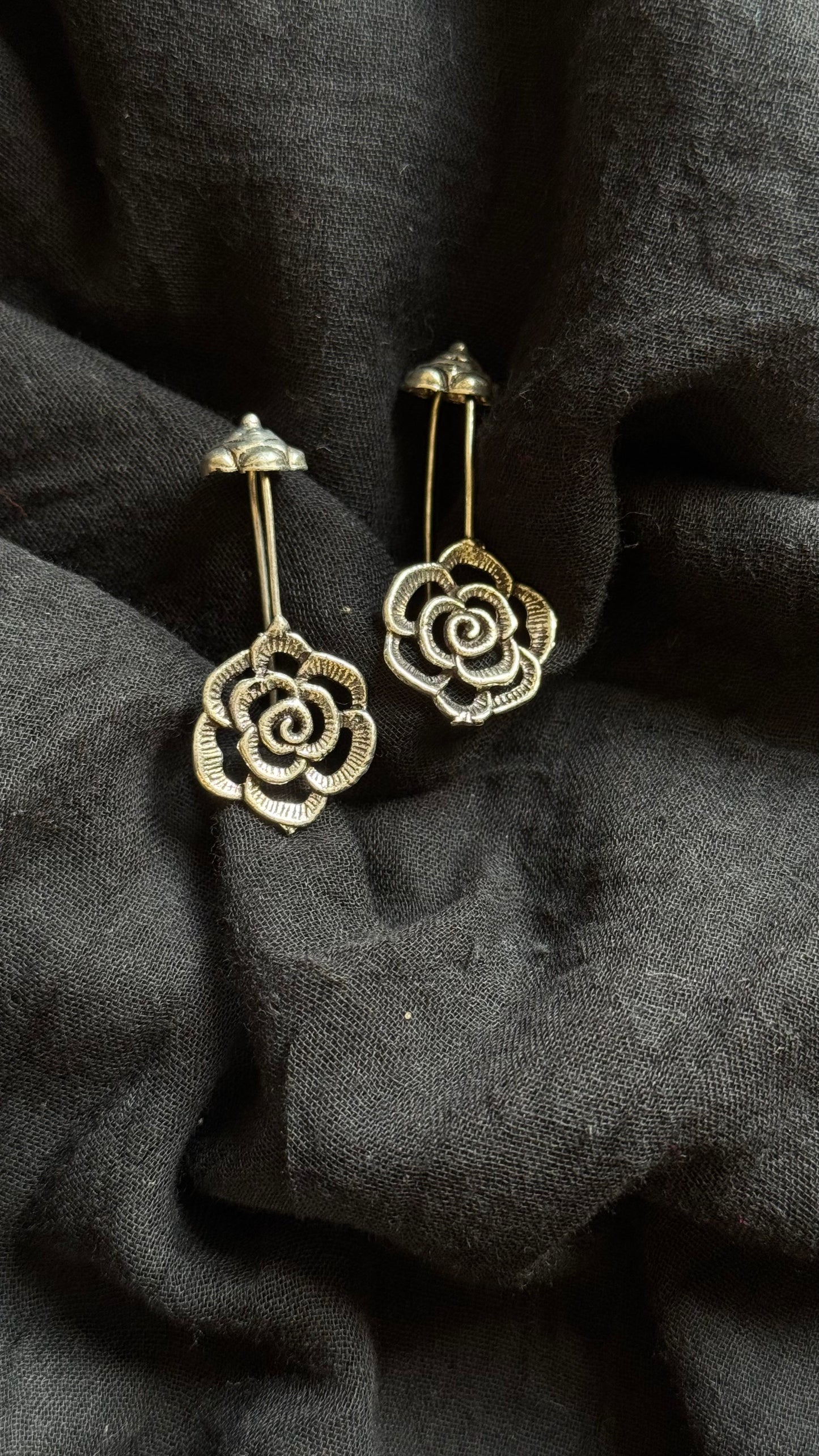 Bugadi clip-on (non pierced), rose pattern, oxidised silver - YCOSEBU517