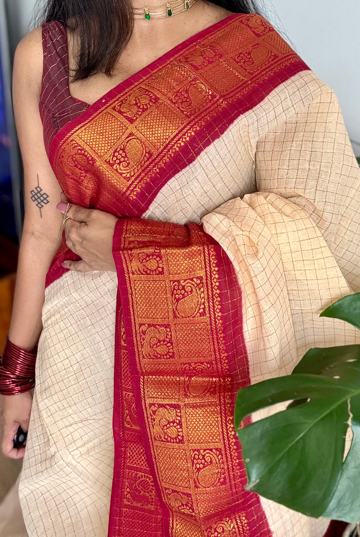 Ivory with red contrast zari checkered sungudi, kattuchayam dyed madurai cotton - YCIEON99