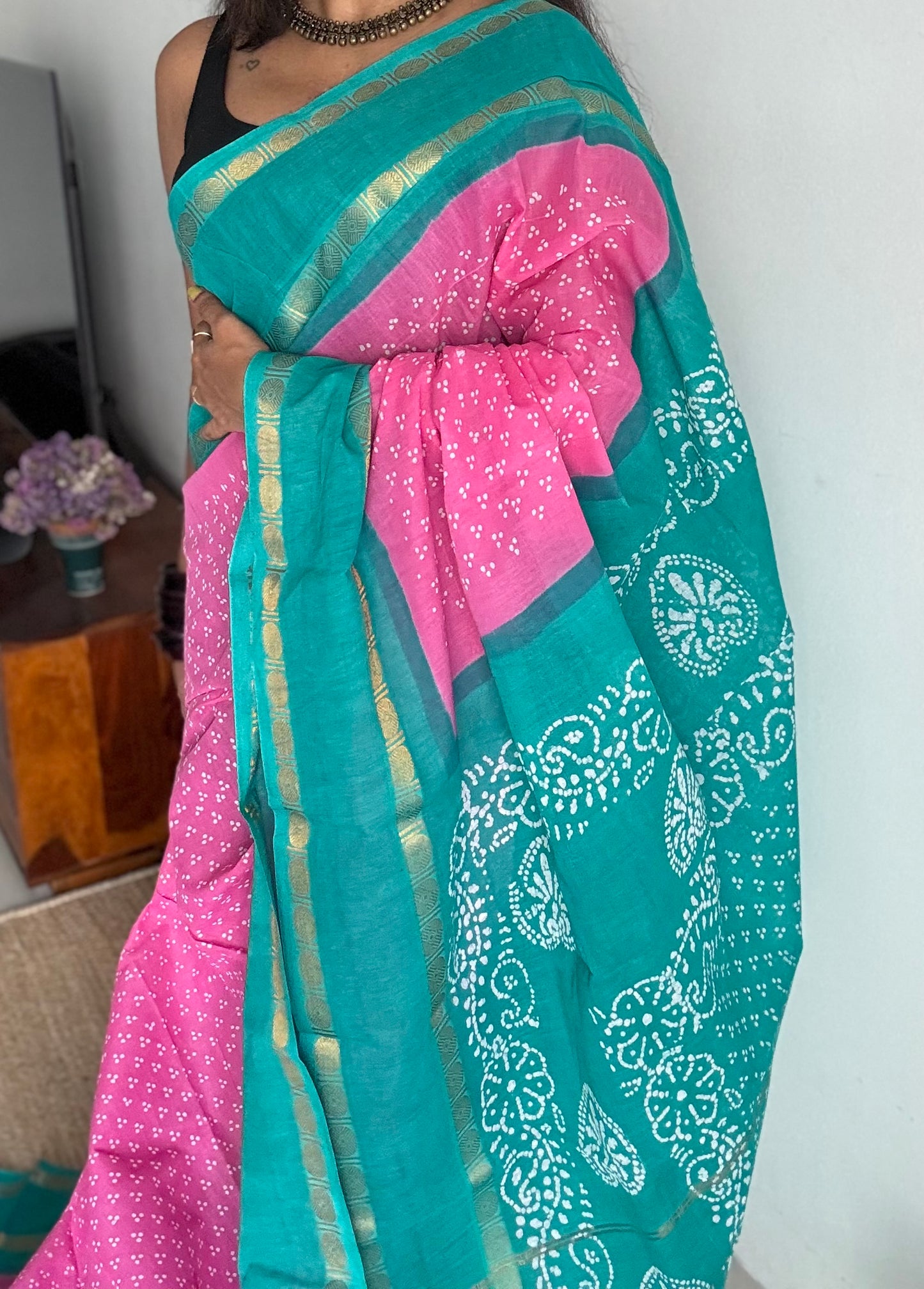 Light pink with blue contrast border, kattuchayam dyed madurai sungudi cotton saree - YCCOTNMSFE82