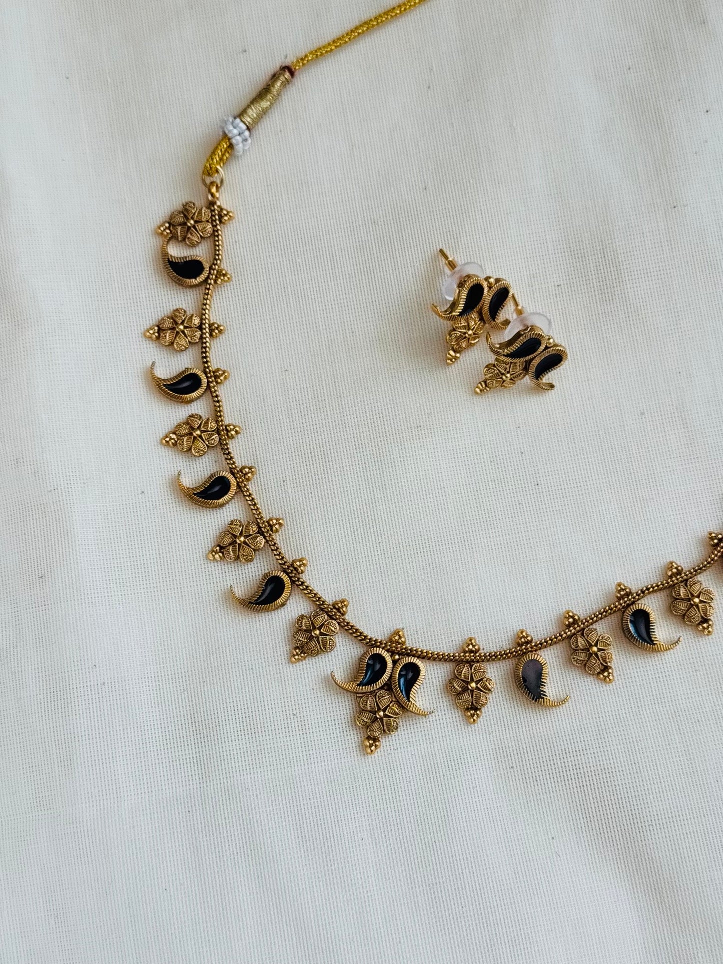 Curved black palakka (pulinagam) with floral pendant neckpiece, with earrings - YCGPNP762