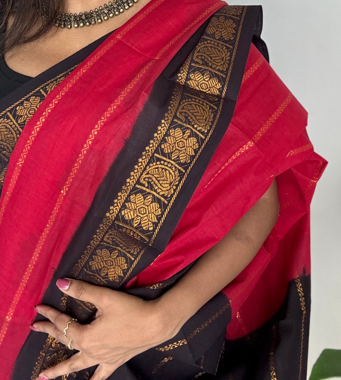 Red with black velthaari sungudi, kattuchayam dyed madurai cotton - YCCOTNMSAP140