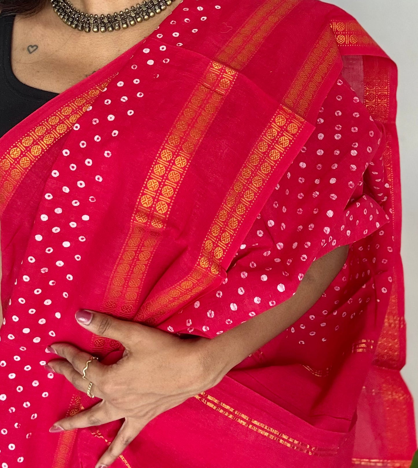 Red, wax dot printed sungudi, kattuchayam dyed madurai cotton - YCCOTNMSAP153