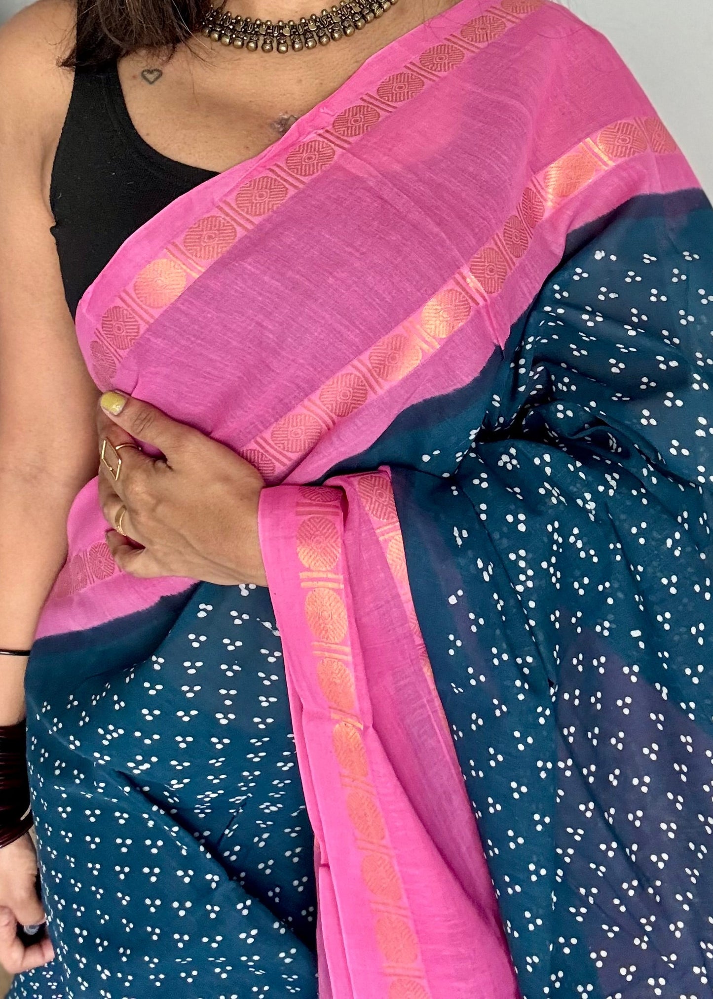 Peacock blue with pink contrast border, kattuchayam dyed madurai sungudi cotton saree - YCCOTNMSFE84