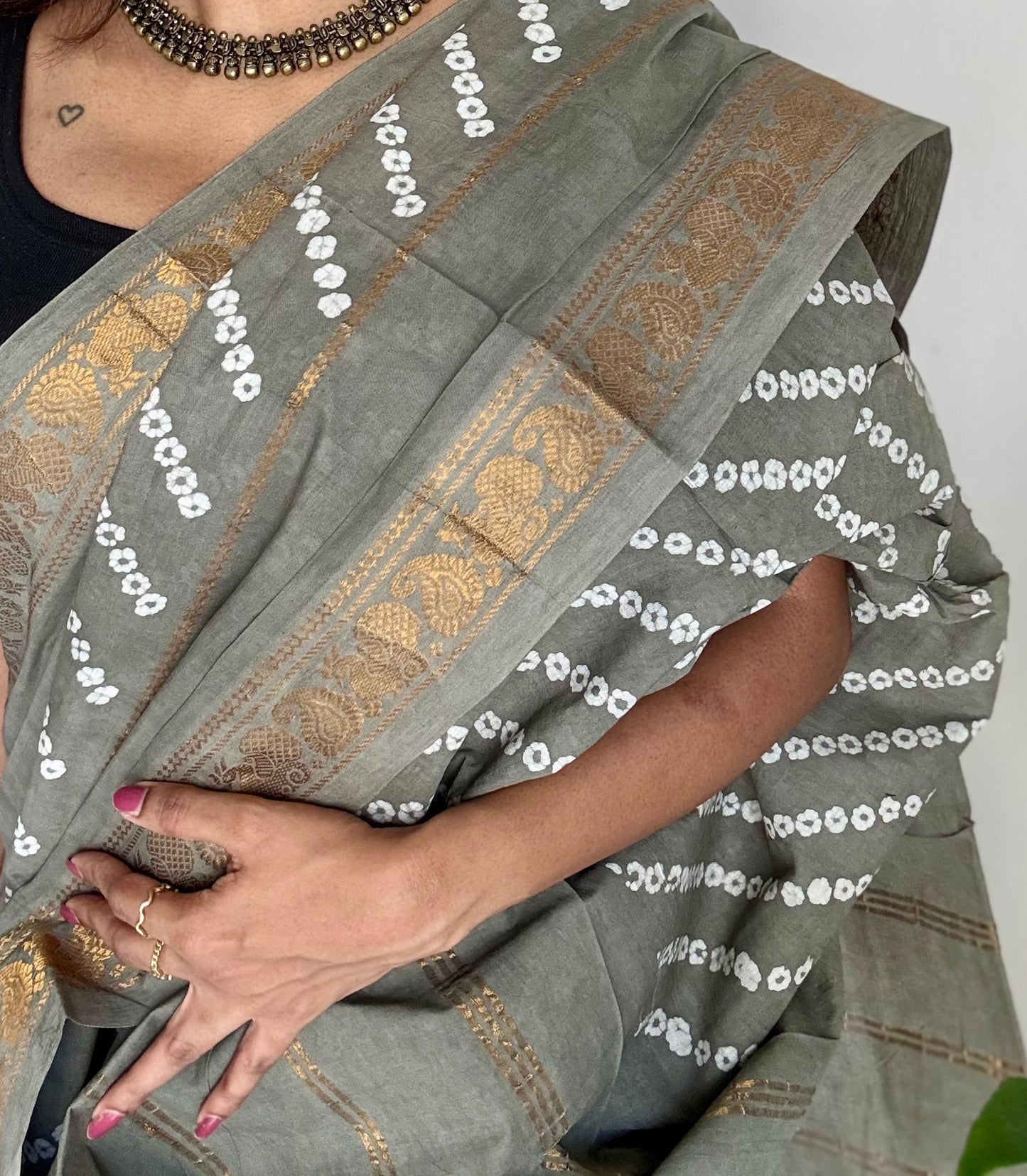 Light grey wax dot printed sungudi, kattuchayam dyed madurai cotton - YCCOTNMSAP157