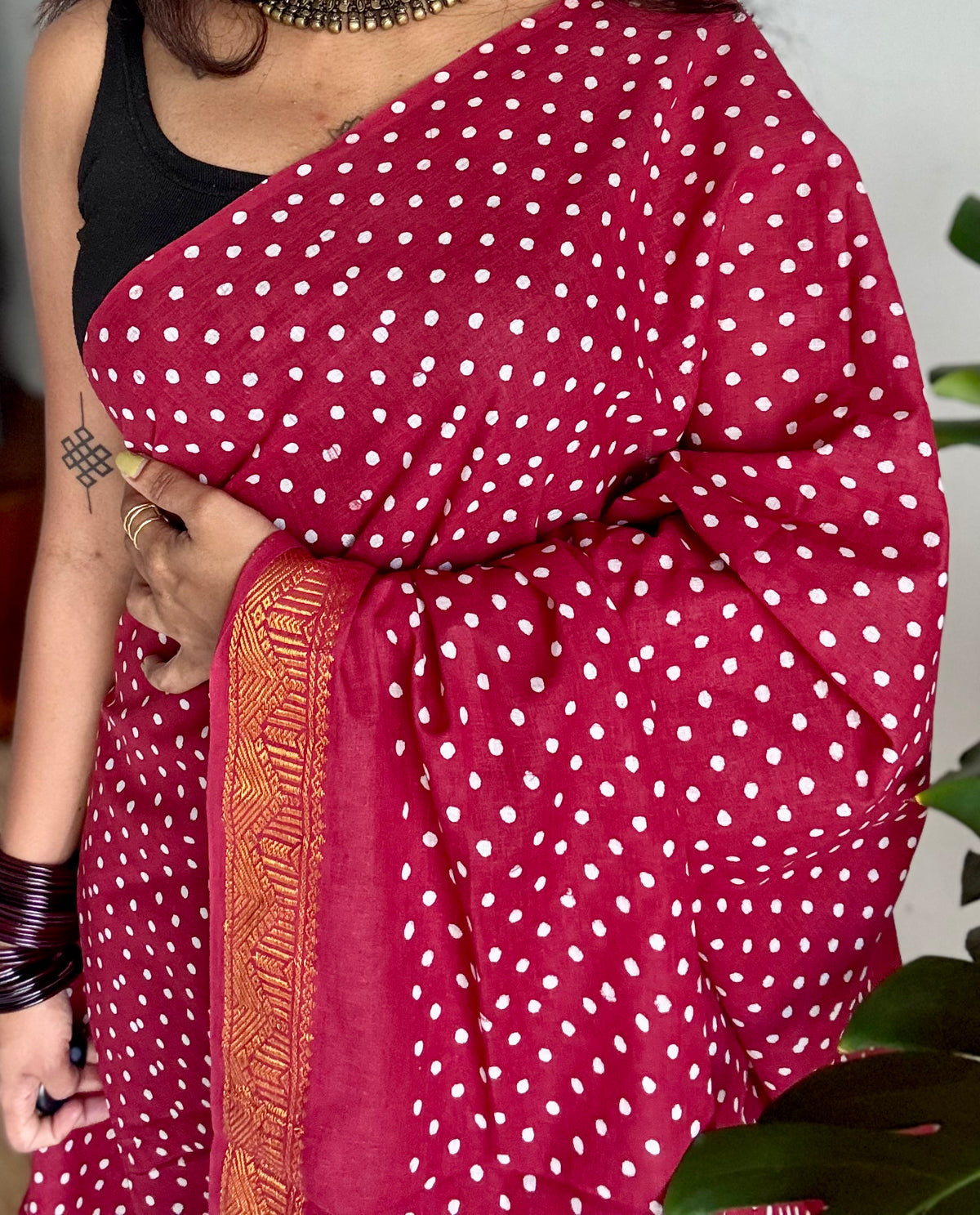 Red sungudi dotted, single-side border, kattuchayam dyed madurai cotton saree - YCCOTNMSSE05