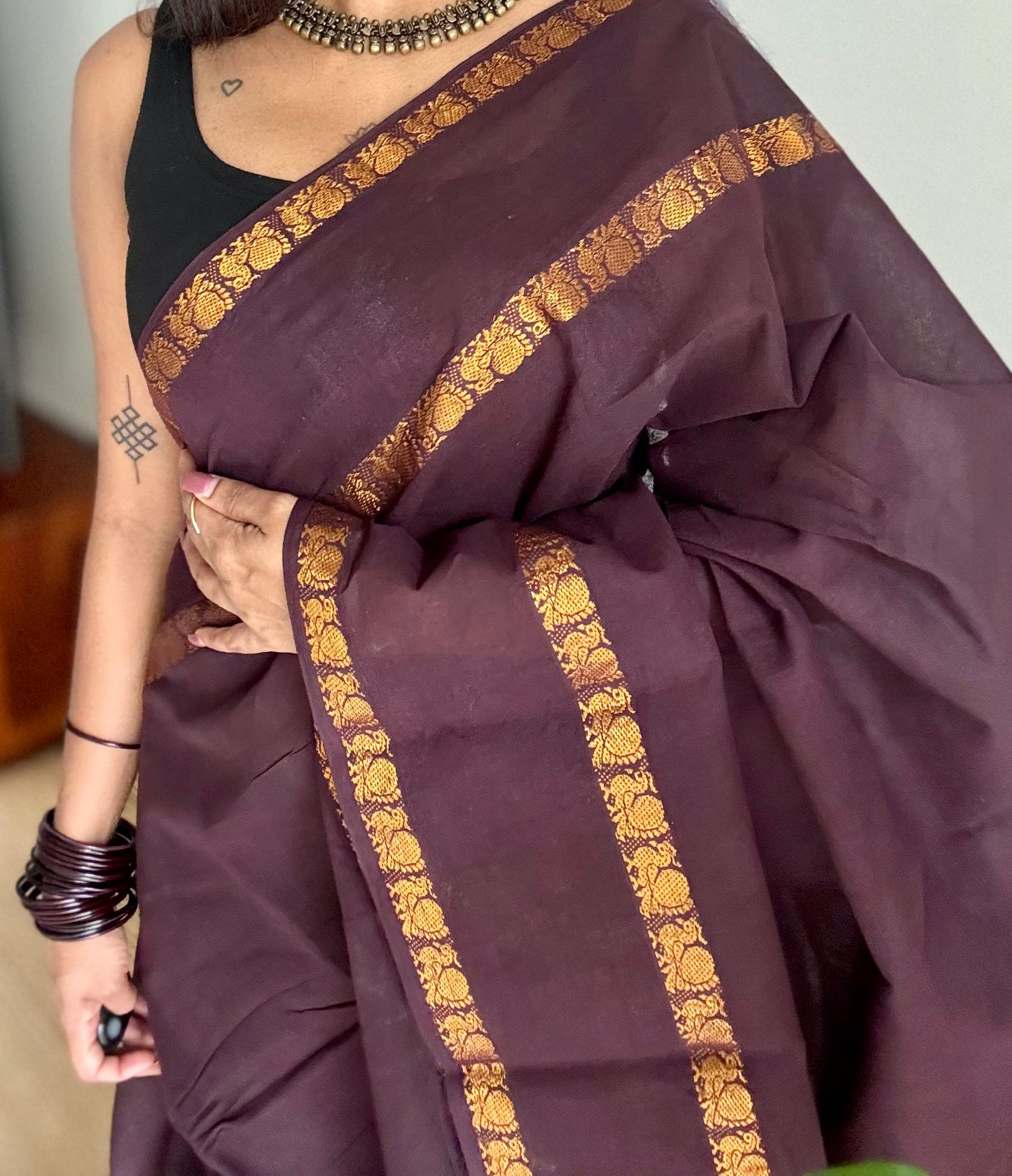 Vaiga : Brown rettaipettu peacock double bordered, kattuchayam dyed madurai cotton saree  - YCCOTNMSJUL04
