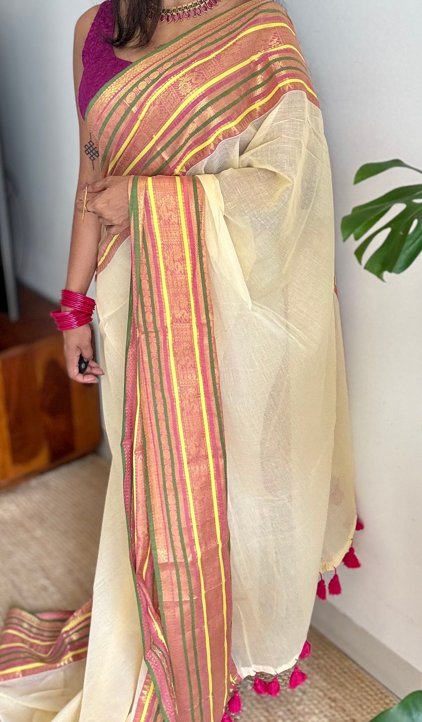 Cream mul saree, multicoloured wide kanchi border - YCIEON12