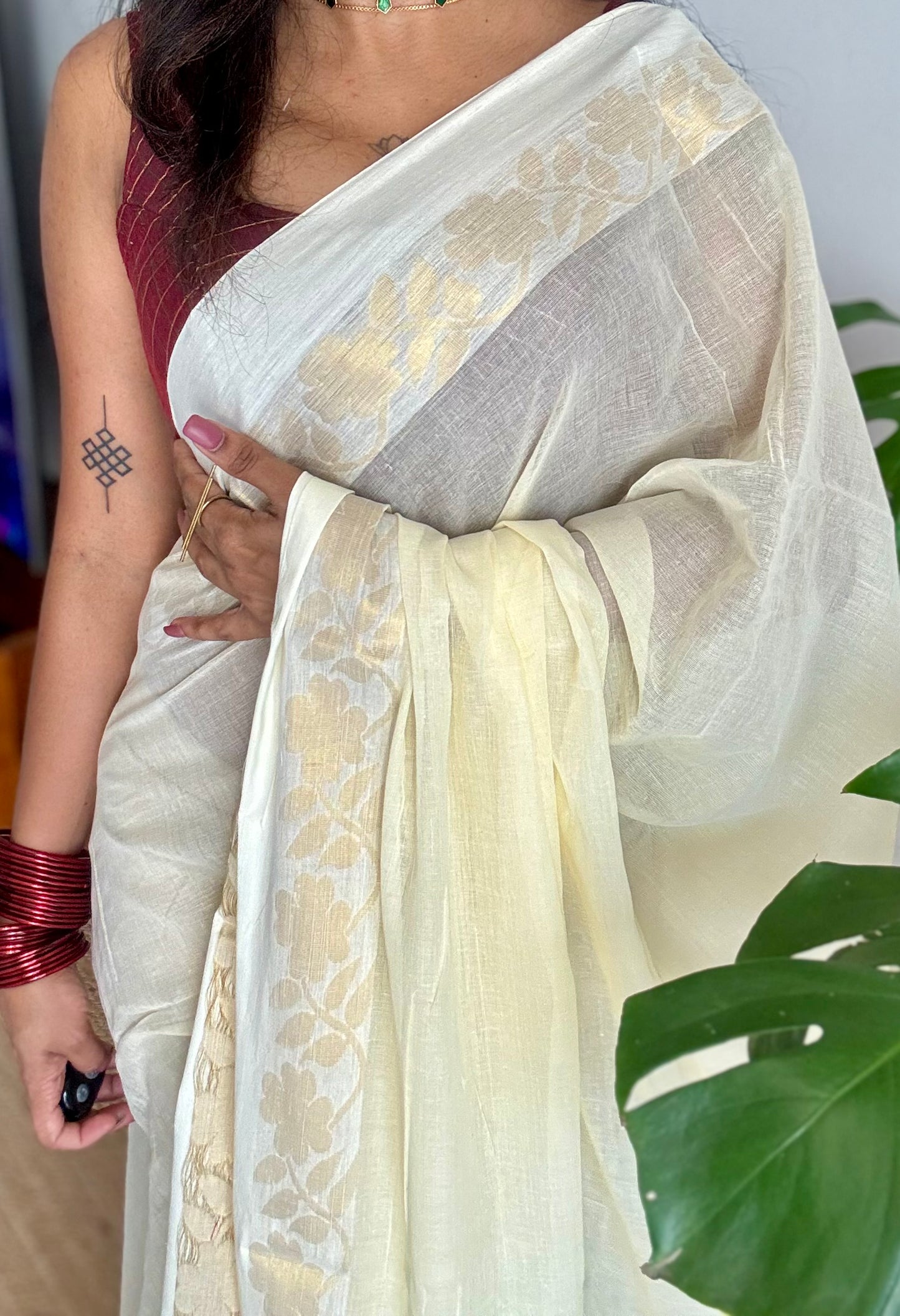 Ivory mul saree, zari flowers on border - YCIEON22